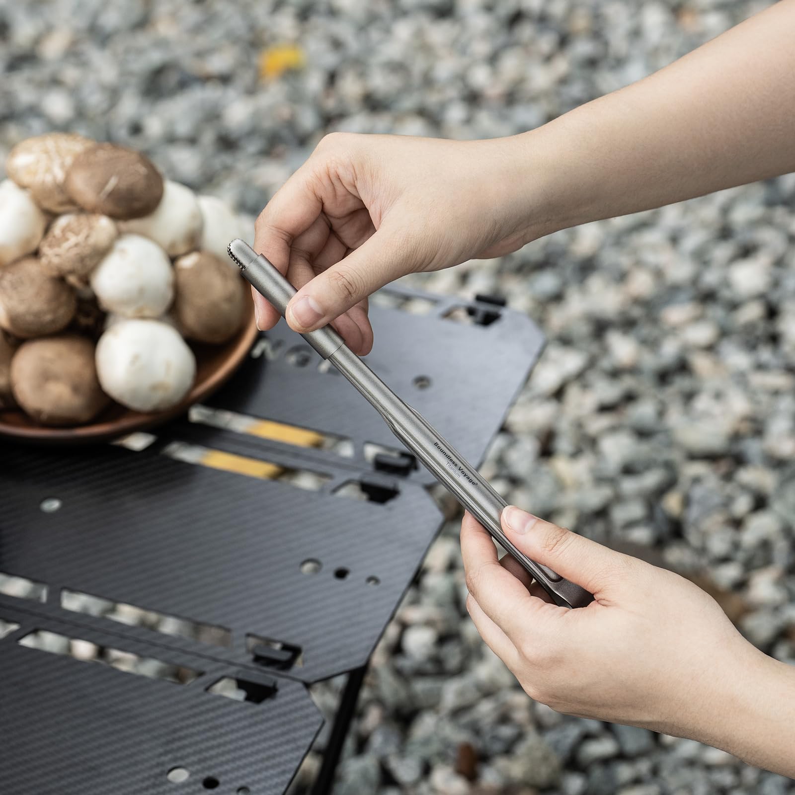iBasingo Griglia in titanio con pinza da cucina, ultra leggera, accessorio per barbecue per esterni, per campeggio, escursioni e backpacking, spessore 2 mm, resistente al calore (Ti2023C+Ti1014T)