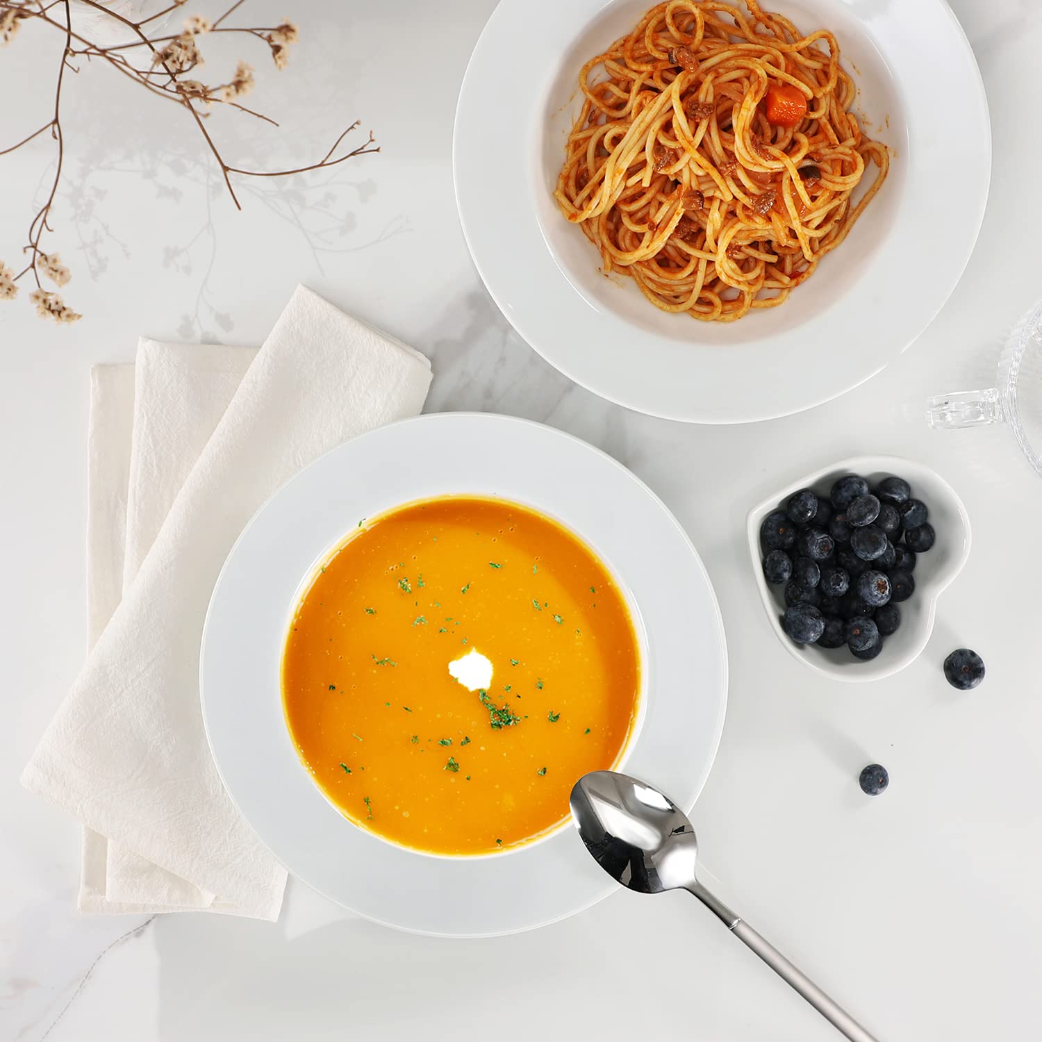 Buyajuju Platos de sopa redondos de porcelana, juego de 4 cuencos para pasta de sopa blancos clásicos, cuencos con borde de cerámica, 9.1 pulgadas de diámetro con platos de llanta.