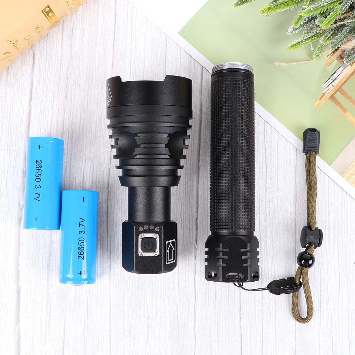 Torcia LED Ricaricabile USB con Display Batteria, Zoom Telescopico, Lega di Alluminio, Nera, per Emergenze e Campeggio, P90 Potente