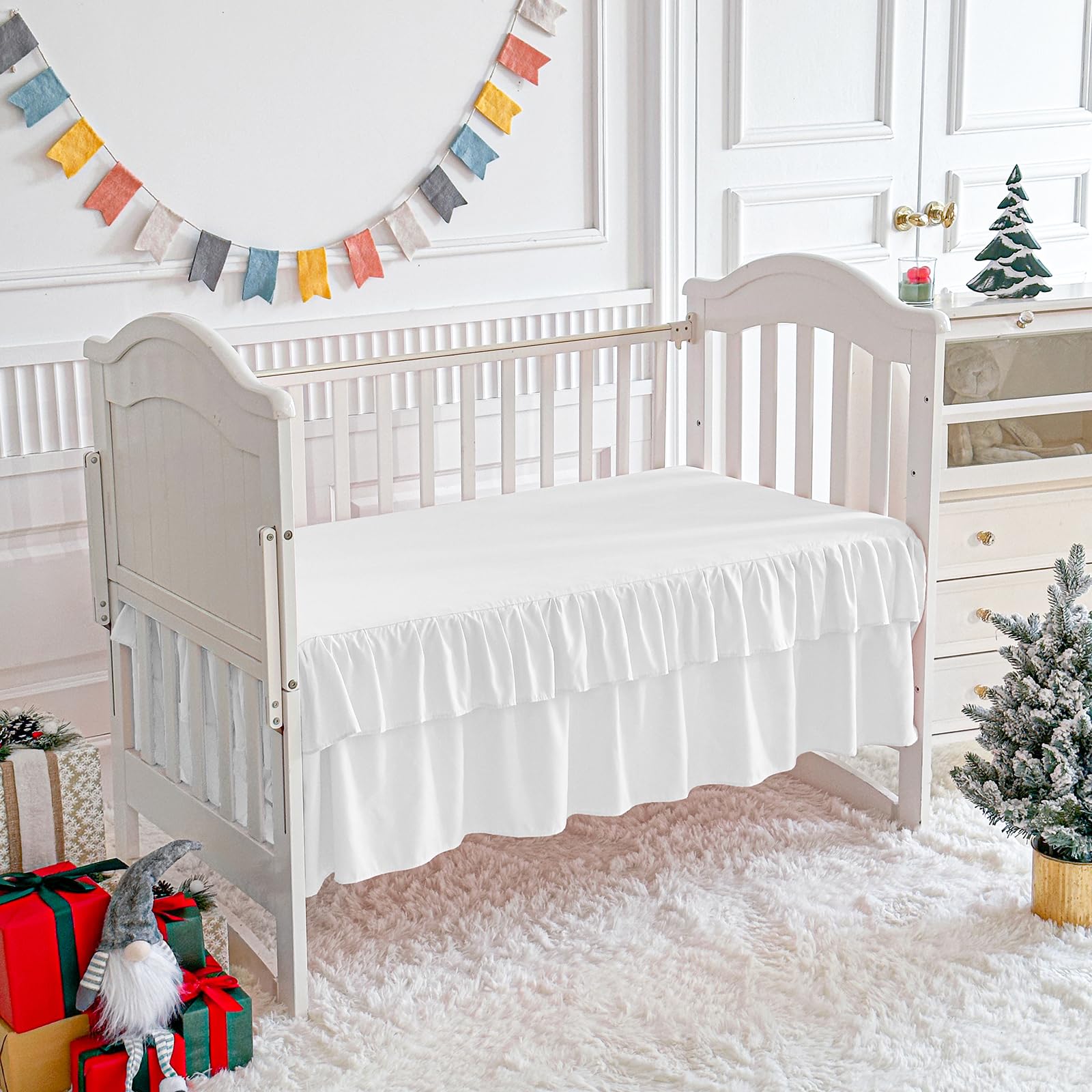Juego de ropa de cama para cuna de color blanco, edredón de jacquard con lunares copetudos con sábana bajera y falda de cama, lindo bordado bohemio, shabby chic, manta suave con pompones, juego de