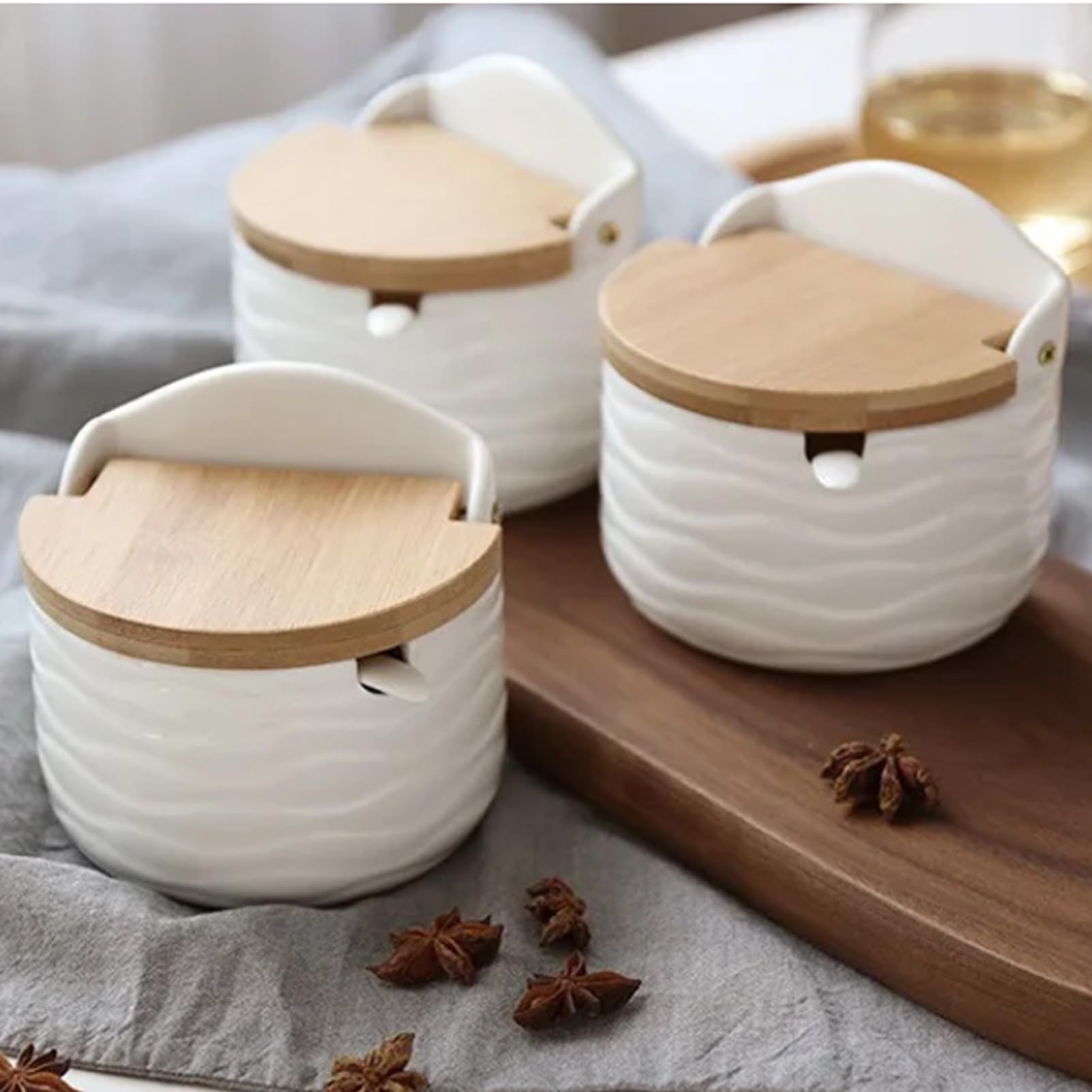 Salzbehälter-Set aus Keramik mit Holzdeckel - 2 Gewürzdosen mit Löffel für Küche, Restaurant & Esstisch - Perfekt zum Aufbewahren von Gewürzen & Gewürzen