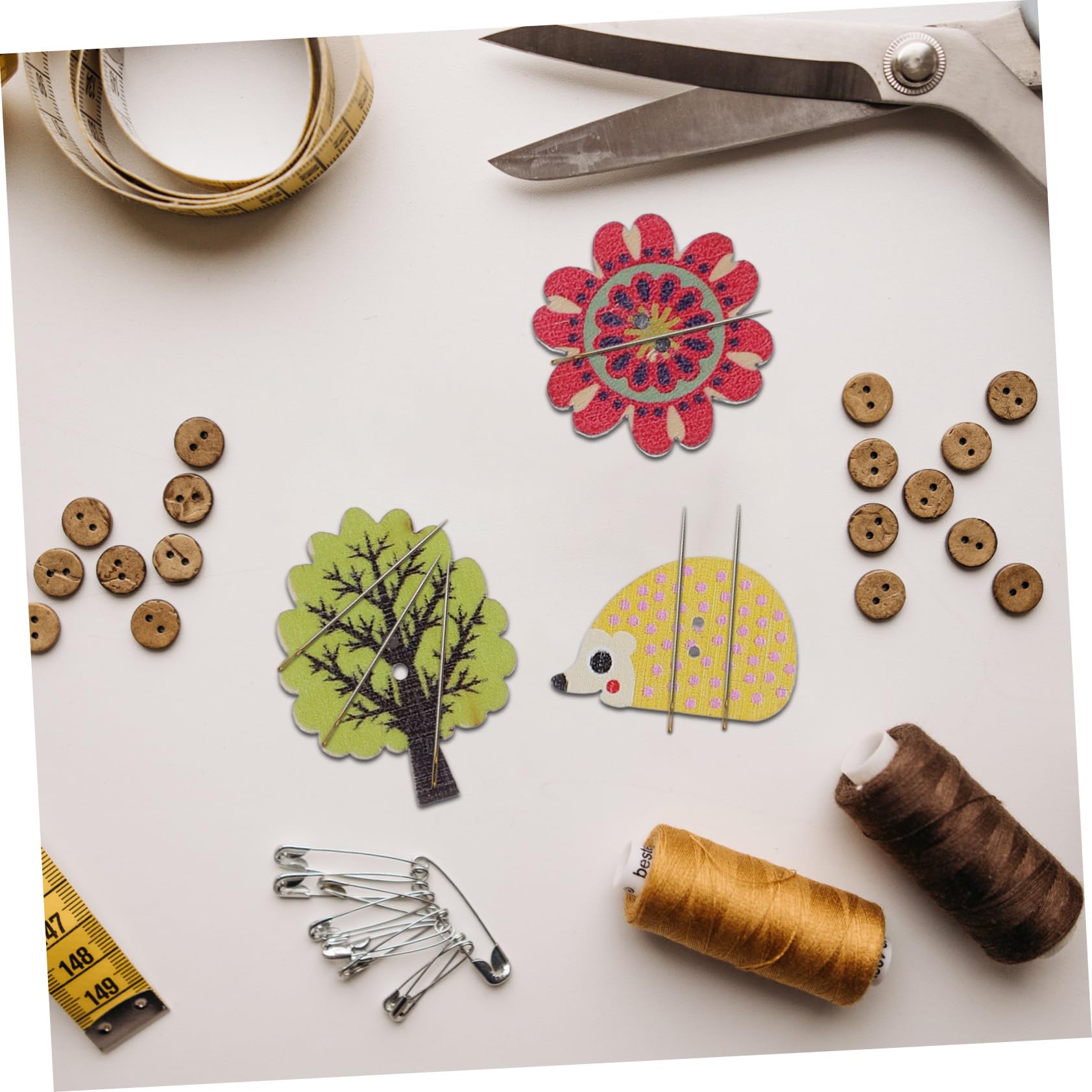 NUOBESTY 4 Sätze Magnetischer Aufnehmer Sticknadelhalter Nähnadelkissen Magnethalter Nadelminderer Für Kreuzstich Magnetnadelhalter Nähnadel-Organizer Süßer Halter Holz 6 Stück * 4