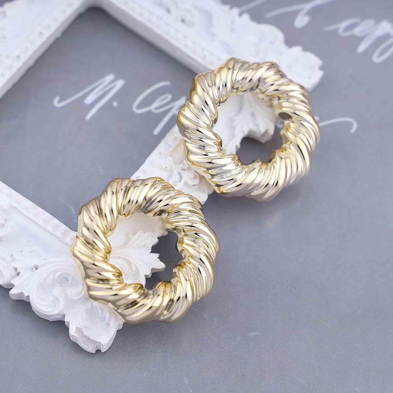 Vintage Twisted Circle Earrings Circle Open Earrings Chunky Gold Circle Stud Earrings Round Circle Earrings Exaggerated Geometric Earrings Jewelry for Women - Image 3
