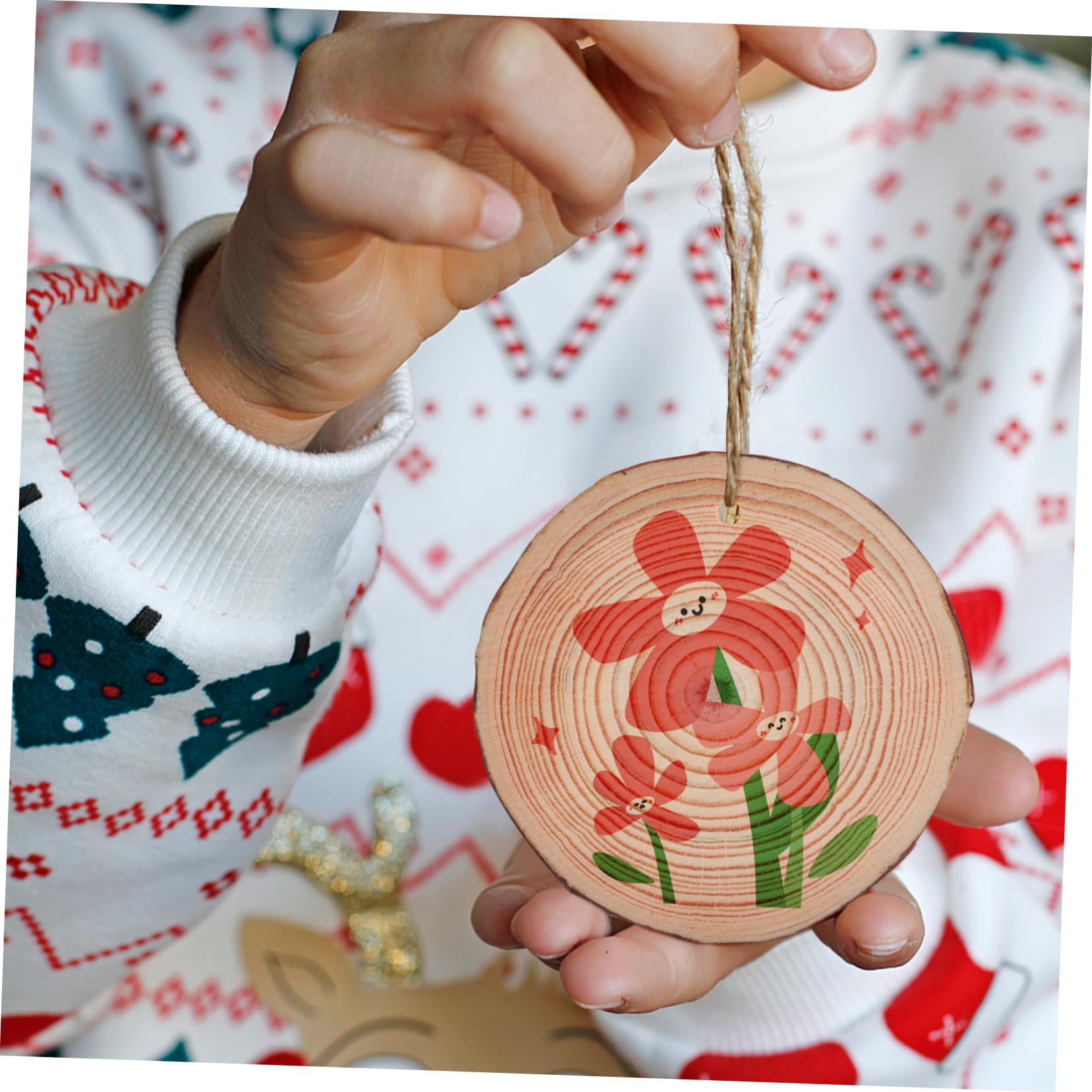 50 Stück Unbehandelte Runde Holzscheiben zum Basteln mit Juteschnur | Selbstgemacht Weihnachtsschmuck, Braun, Holzmaterial, Rustikale Naturoptik, 7–8cm, für Dekoration