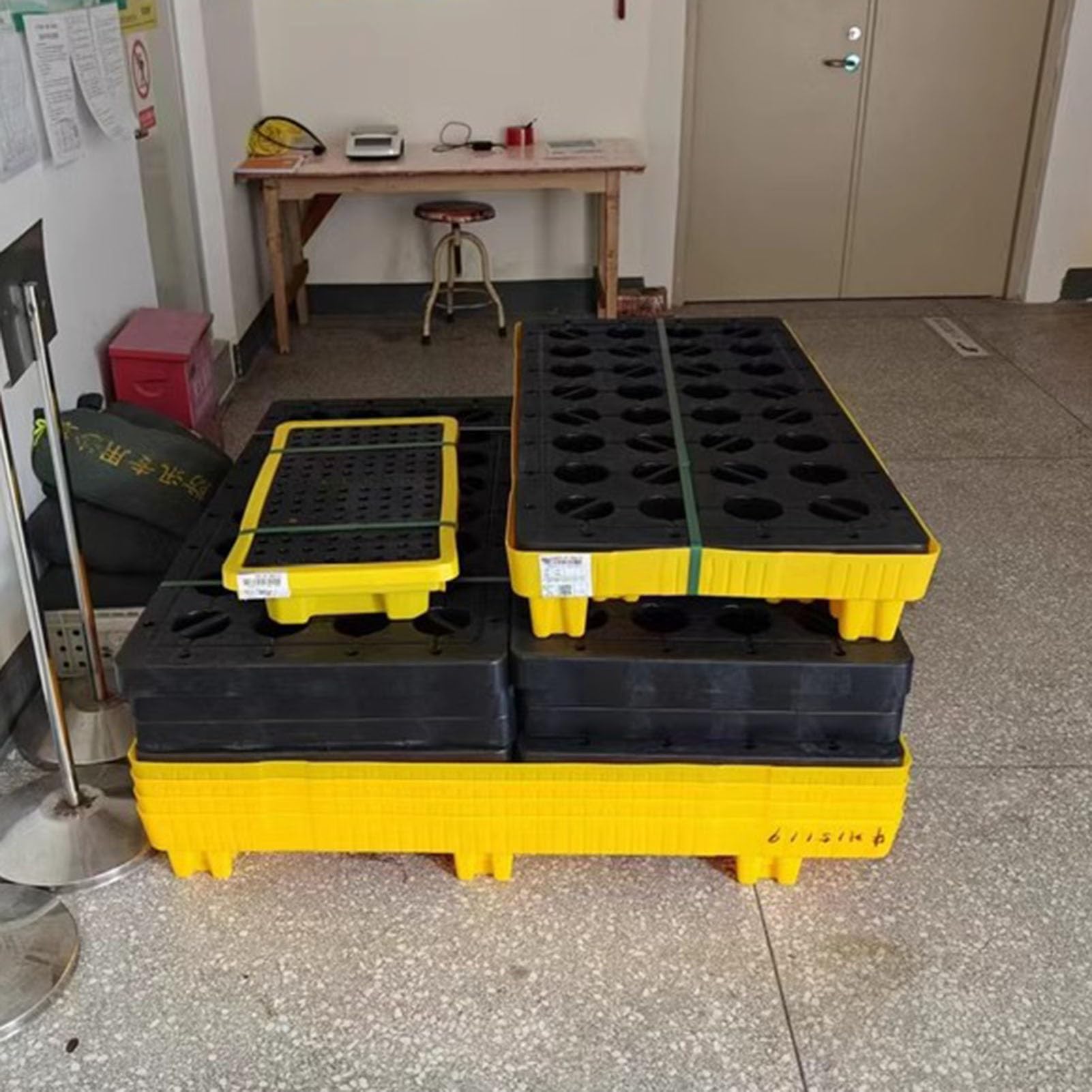 Palé industrial de contención de derrames con rejillas extraíbles para una fácil limpieza, material peligroso para evitar fugas y seguridad