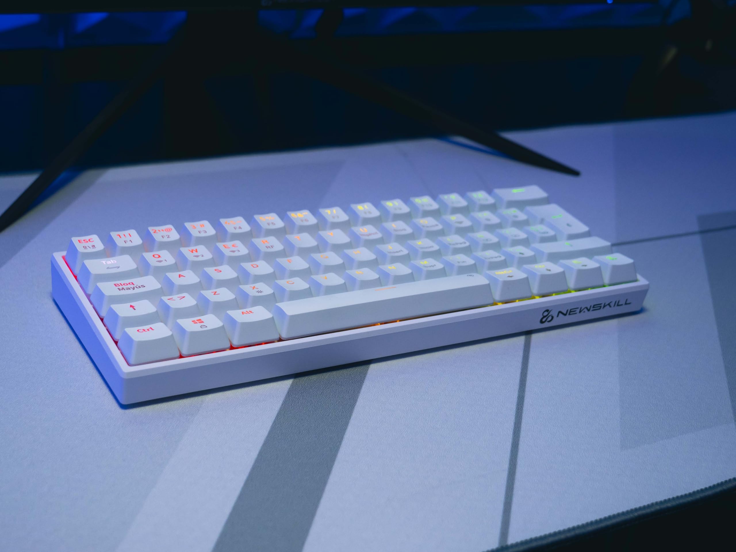 NEWSKILL Pyros V2 Teclado Gaming 60% RGB inalámbrico/Bluetooth/Cable Outemu Red Hotswap - Color Blanco