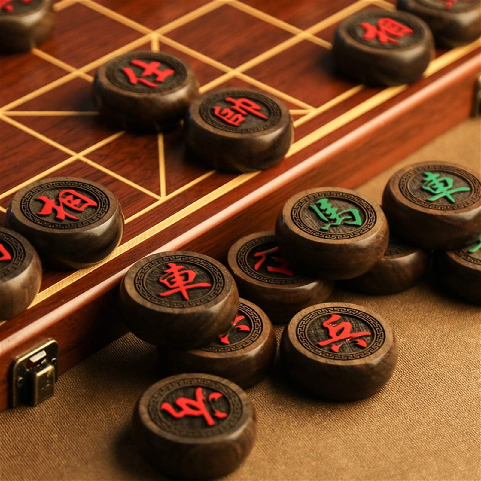 Chinesisches Schach mit klappbarem Schachbrett, chinesisches Xiangqi, tragbare Reisespielsets, Lasergravur und Schachbrett und Figuren mit Golddurchzeichnung(Ebony,S)