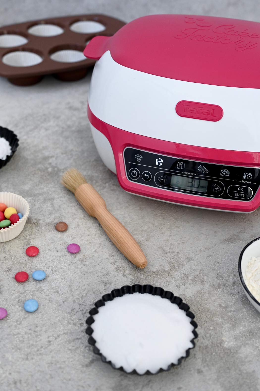 Tefal Cake Factory Intelligente à Gâteaux Appareil, Cuisson Conviviale, Pâtisserie, Machine à Pain, Muffins, 3 Inclus, 5 Programmes, Compatible Moules Crispybake KD801812, Plastique, Blanc/Framboise