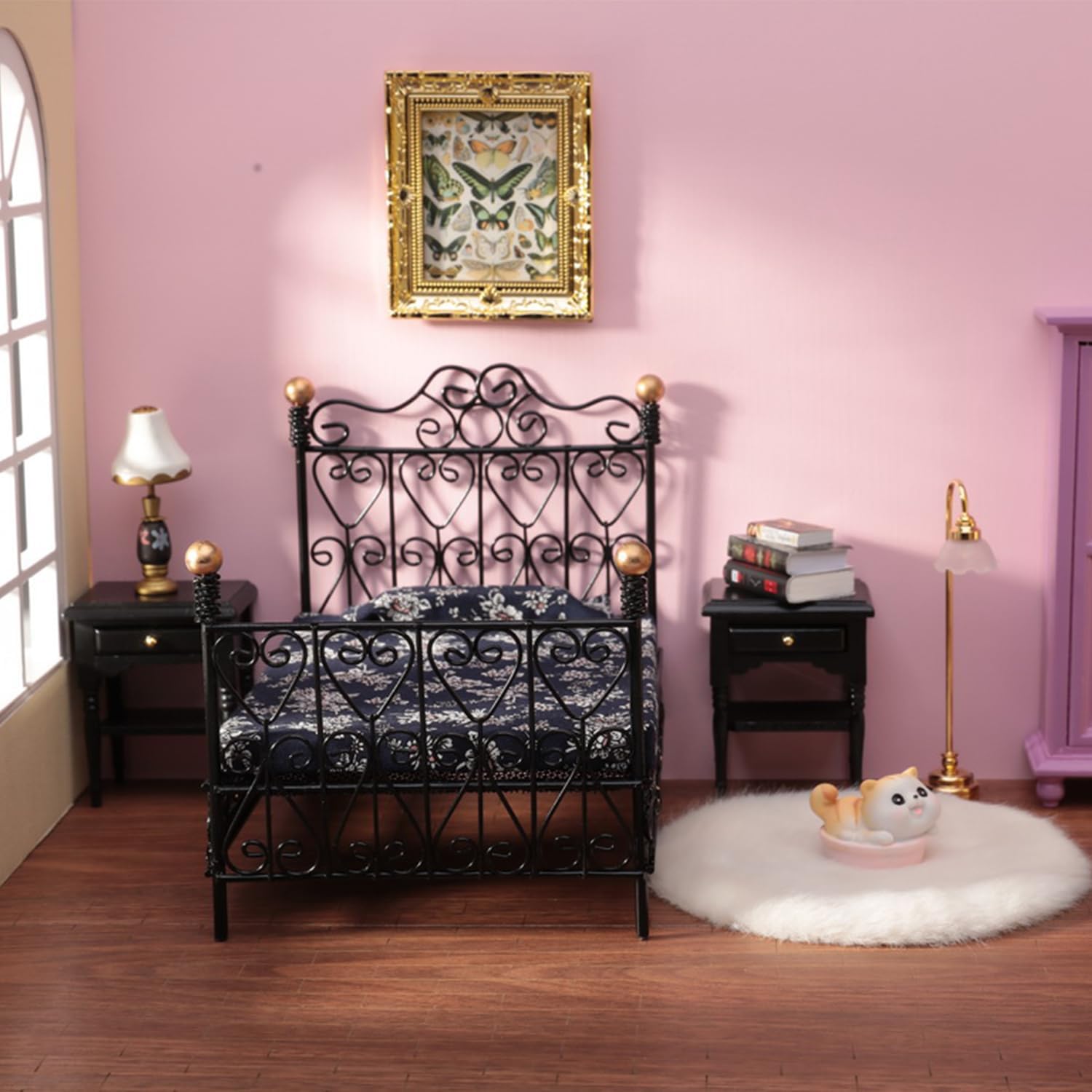 8Pcs 1:12 Dollhouse Bedroom Furniture Set Miniature Black Metal Bed with Bedding, Wooden Bedside Table, Lamp, Books, Murals for Master Bedroom Dollhouse Furniture Decorations Accessories