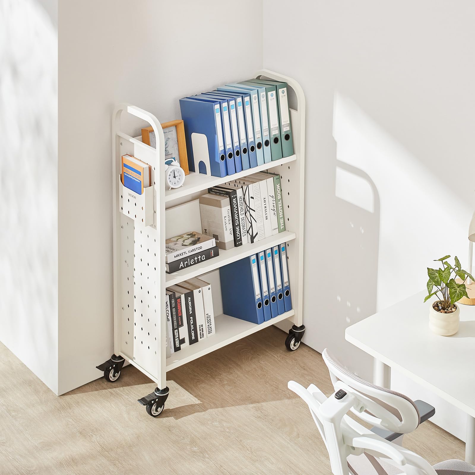 VEVOR Carrello Portalibri con Ruote 770 x 380 x 1220 mm Carrello Rotante Porta Libri, Carico 150 kg Ripiani a V Monofacciali con Ruote Bloccabili 7,6 cm per Scaffali di Casa, Ufficio e Scuola, Bianco
