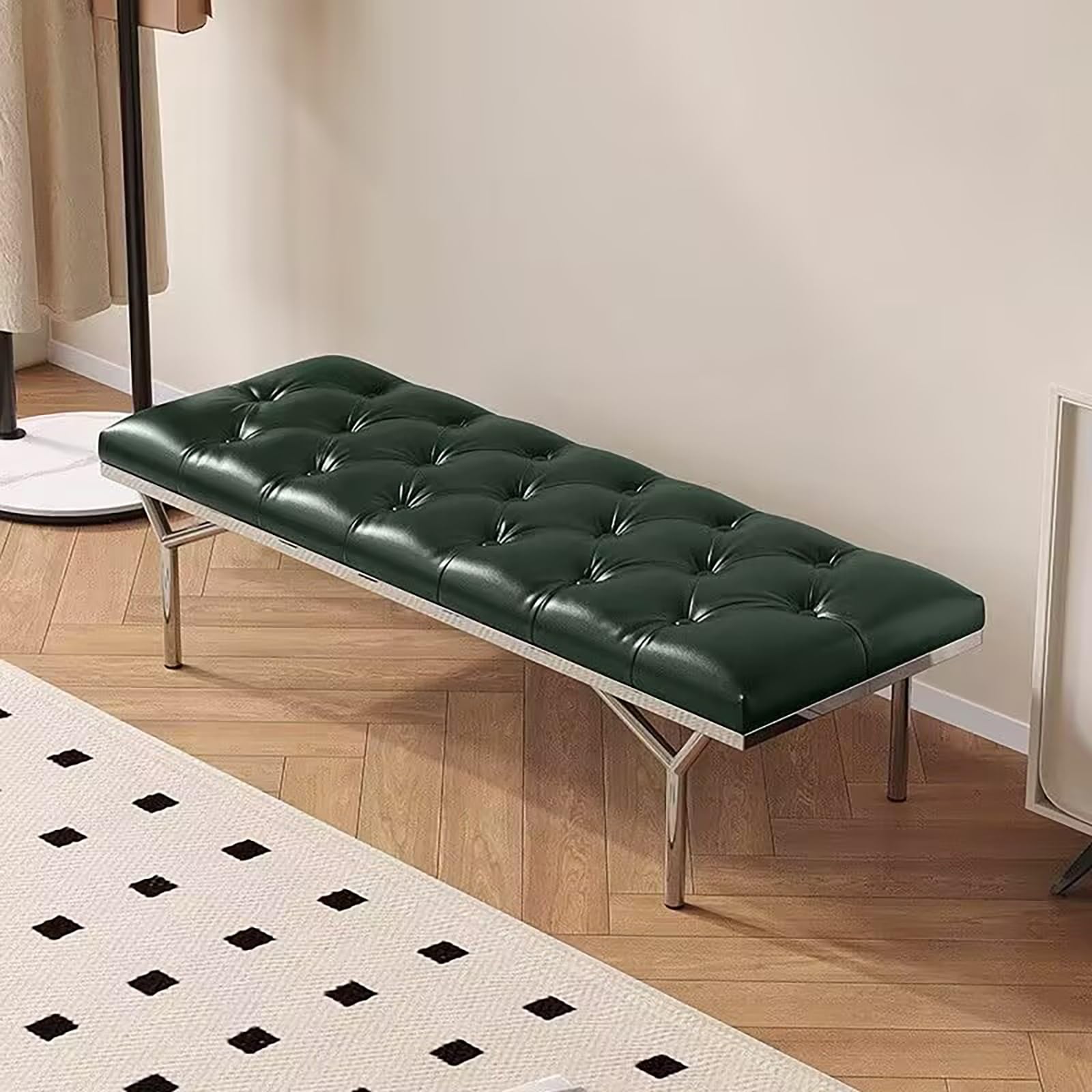 Banc d'entrée en métal et velours vert avec finitions soignées pour intérieur raffiné