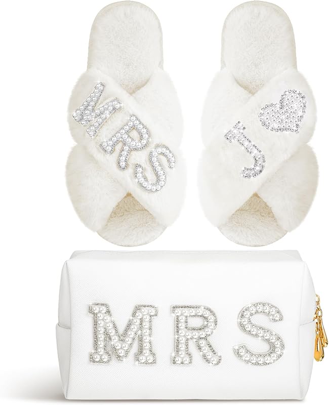 Conjunto Xtinmee com pantufas brancas e nécessaire de maquiagem MRS