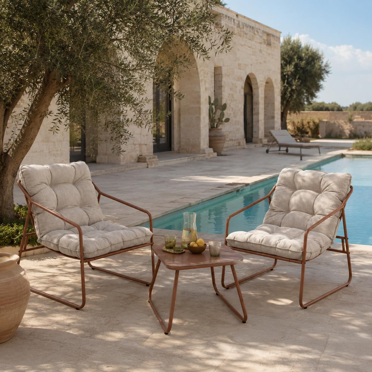 Brigros Estosa - Set Salotto da Giardino 2 Posti con 2 Poltrone e Tavolino, Arredo Esterno in Acciaio Zincato Mocha Mousse con Cuscini Beige Idrorepellenti, Set Relax Outdoor