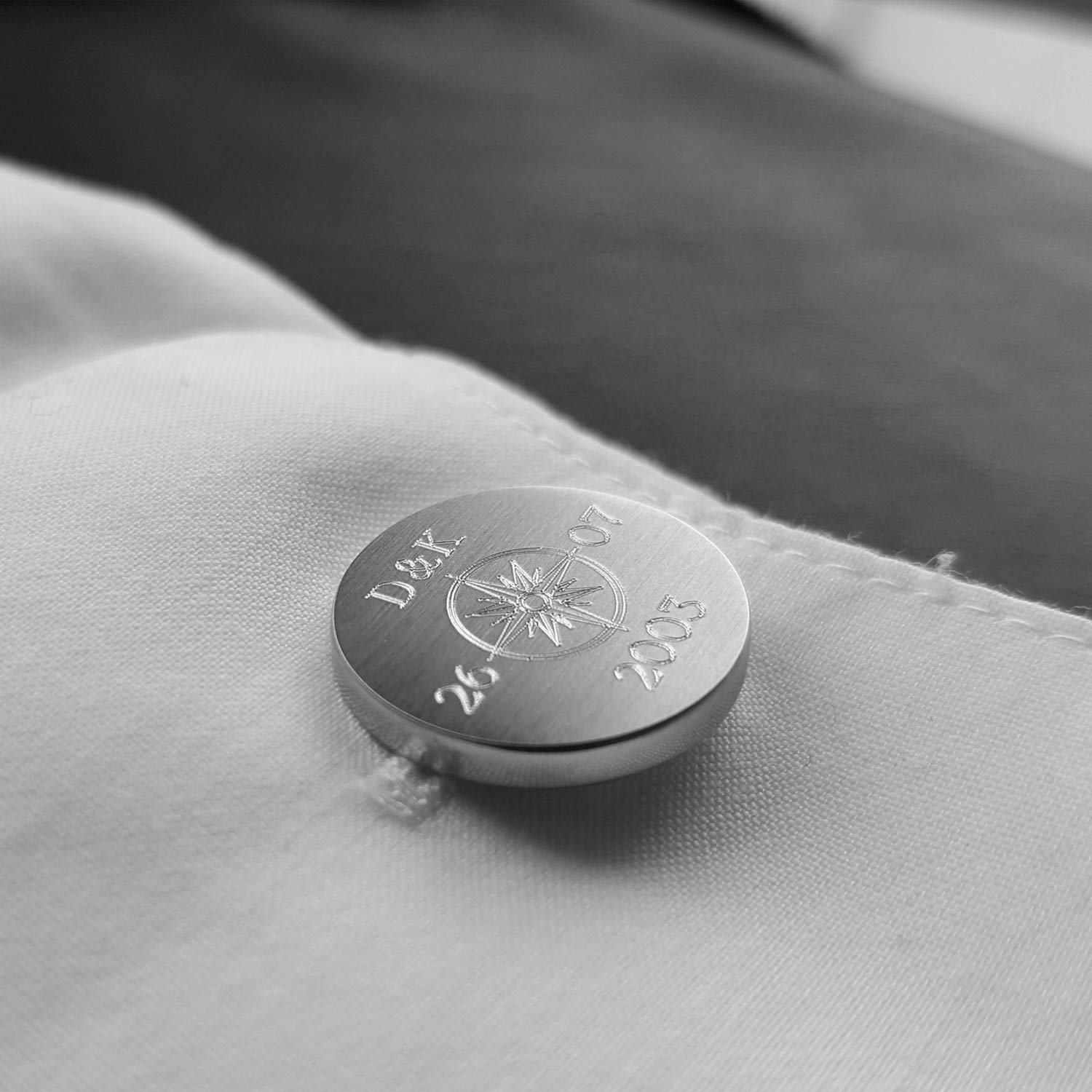 Runde Kompass Manschettenknöpfe mit Datum und Initialen