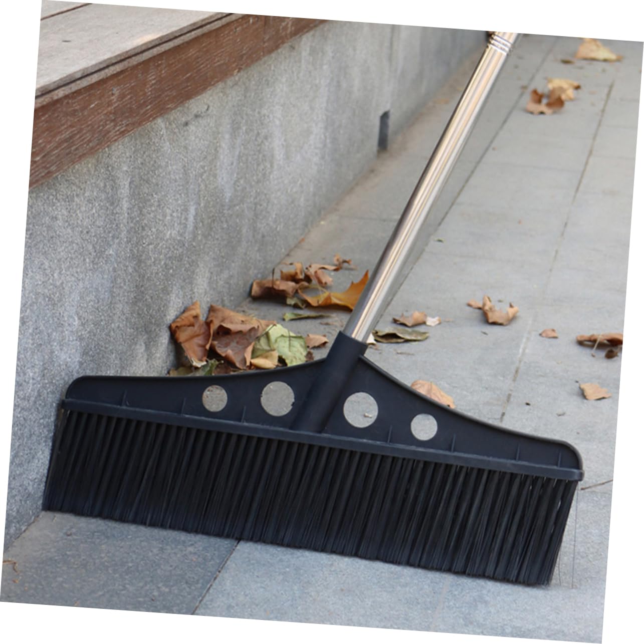 Escoba Negra de Exterior con Mango Ergonómico y Cepillo de Acero Inoxidable para Limpieza en Porches y Almacenes, Escoba Resistente con Agarre Cómodo y Diseño Desmontable