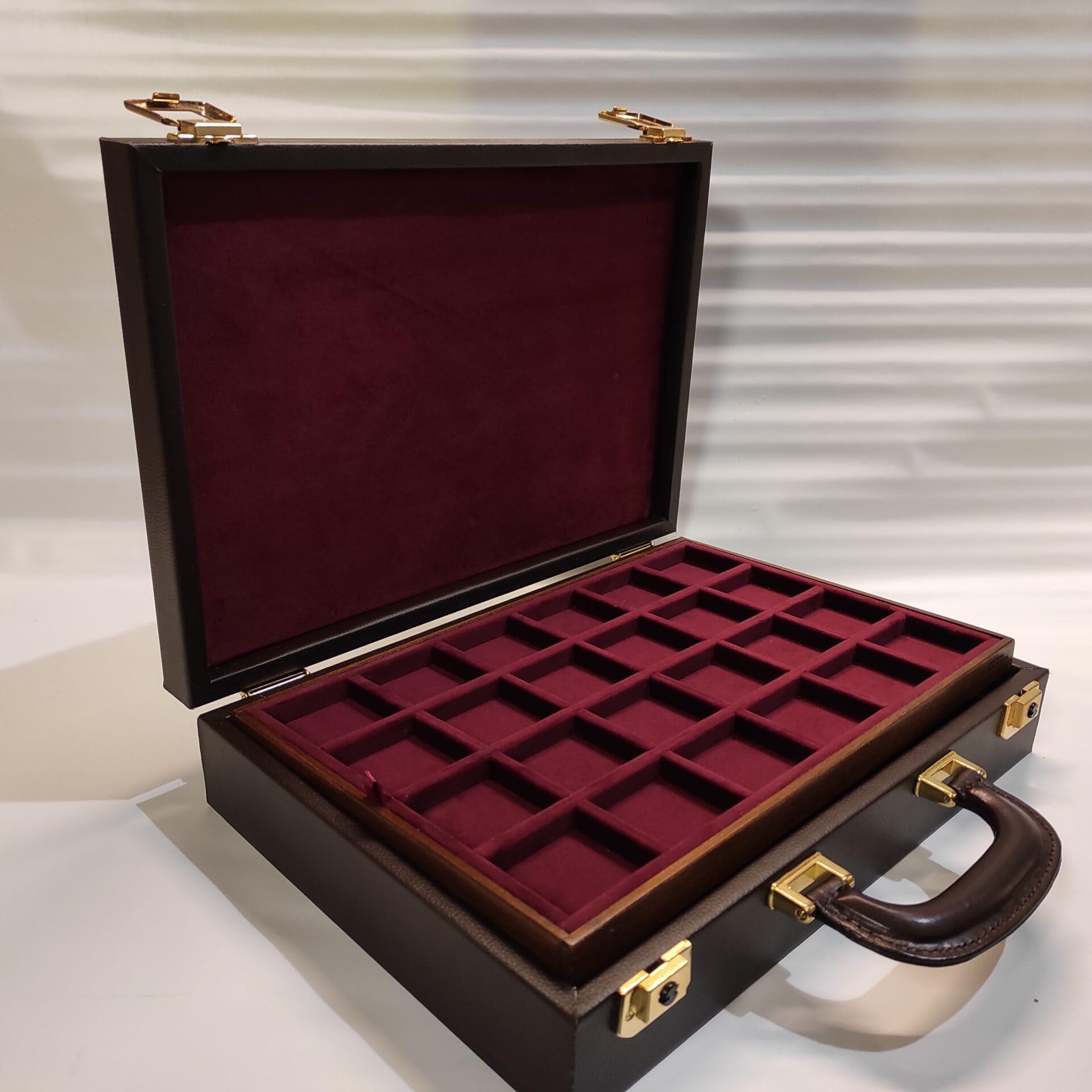 Caja para Monedas de colección en ecopiel marrón con 3 bandejas numismáticas de Terciopelo, 72 Compartimentos, Cierre con Llave, Artesanal
