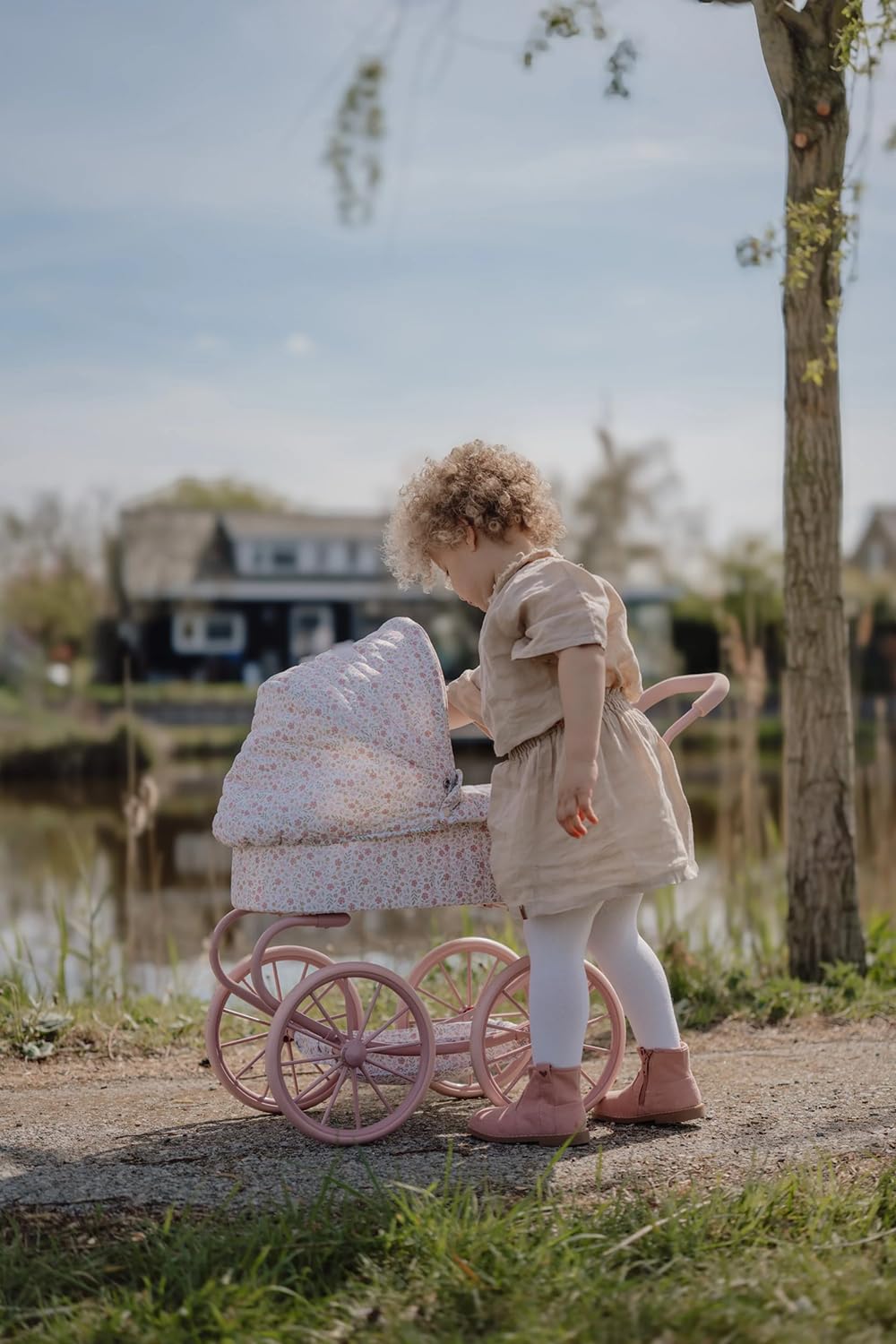 Little Dutch Puppenwagen aus Metall mit großen Rädern, Sonnenverdeck und Aufbewahrungskorb für Puppen Babypuppen bis 46 cm - Soft Flowers Weiß/Rosa