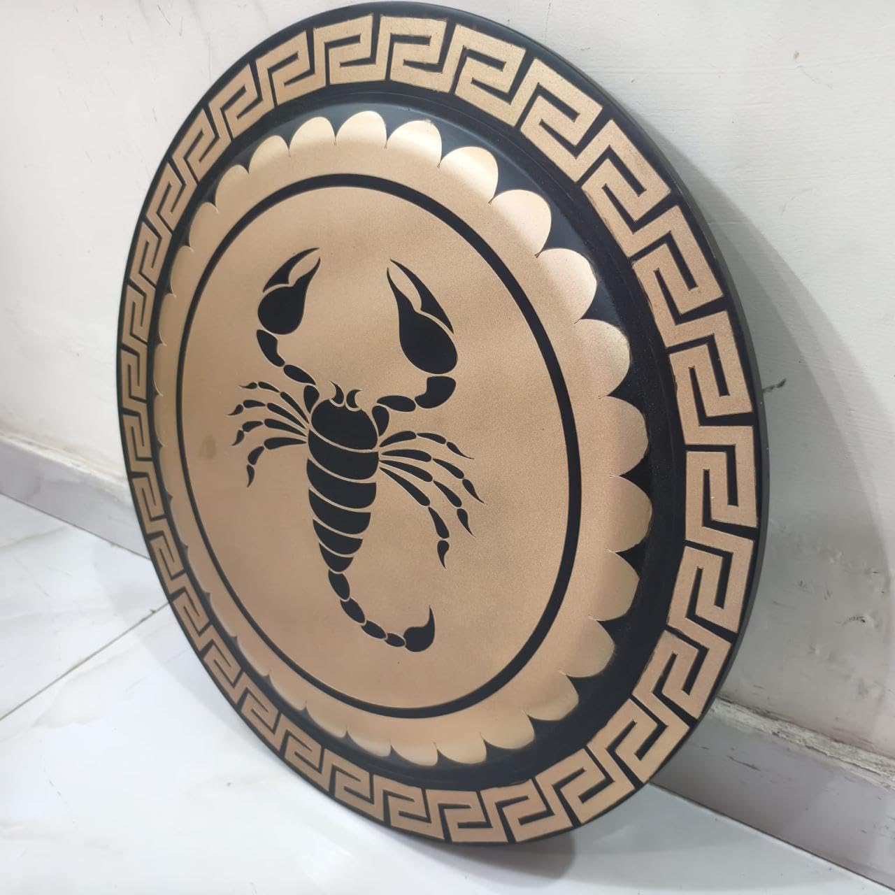 Nautical Replica Hub Scudo vichingo dipinto a mano, in legno massiccio, stile antico, con scritta in lingua inglese "Scor
