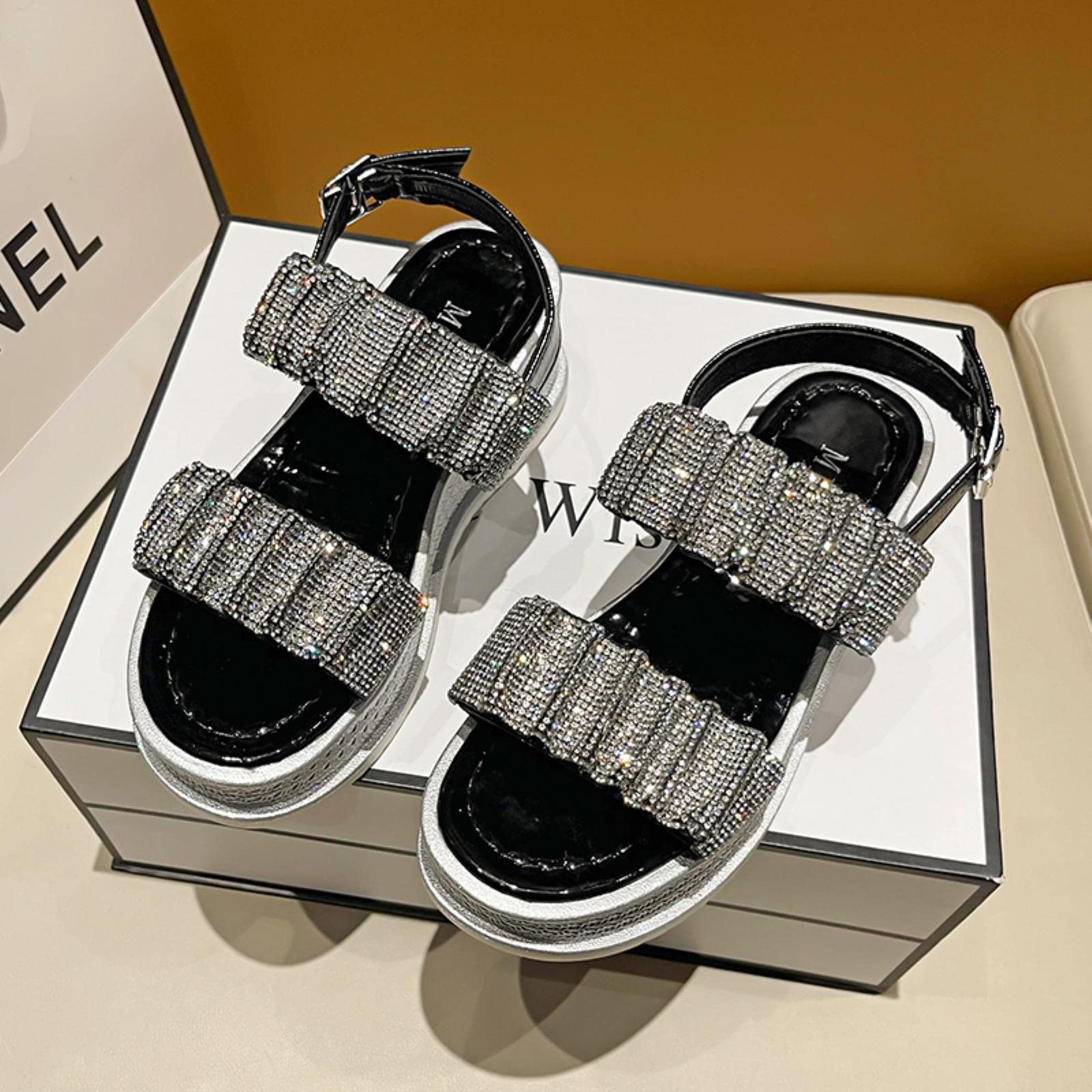 Sandalias de mujer Nuevas sandalias de lujo de verano con hebilla de cinturón de diamantes de imitación semi zapatillas de suela gruesa Muffin inferior de moda sandalias externas