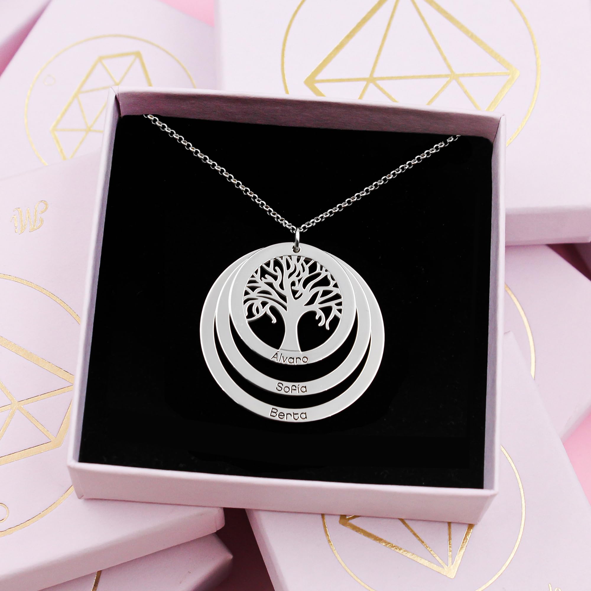 Colgante de Plata Personalizado con Árbol de la Vida y Nombres Grabados - Collar con hasta 3 Aros para Familia - Joyería Simbólica para Madres y Abuelas