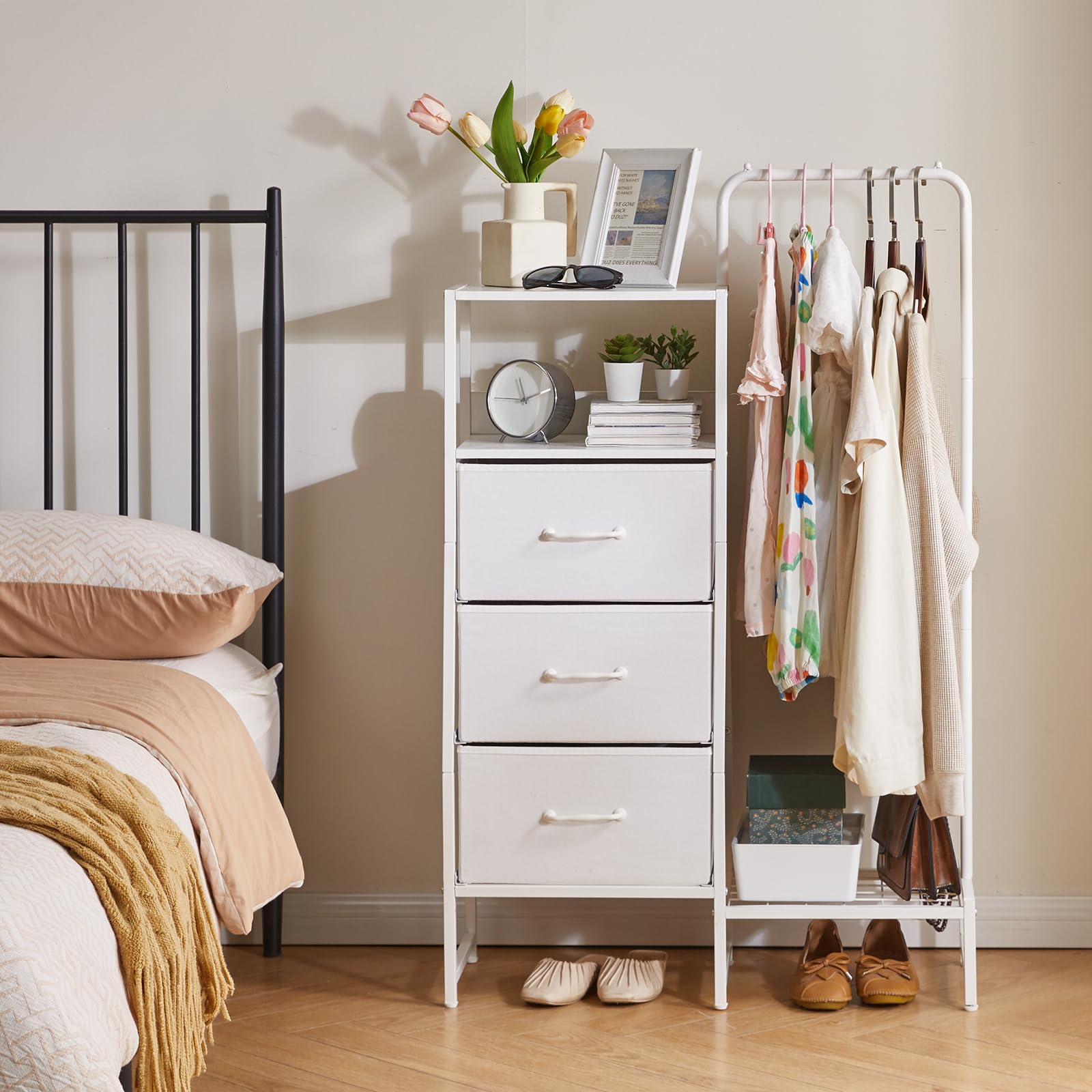 Aibiju Stoffkommode fürs Schlafzimmer, Stoffschubladenschrank mit Regalen und Kleiderstange, wendbarer Kleiderbügel für Flur, Eingangsbereich, Schlafzimmer, Wohnzimmer, Weiß YD-TM081W