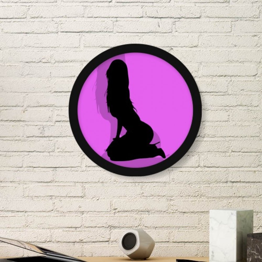Pintura de la mujer de pelo largo en marco de foto redondo de madera negra para pared
