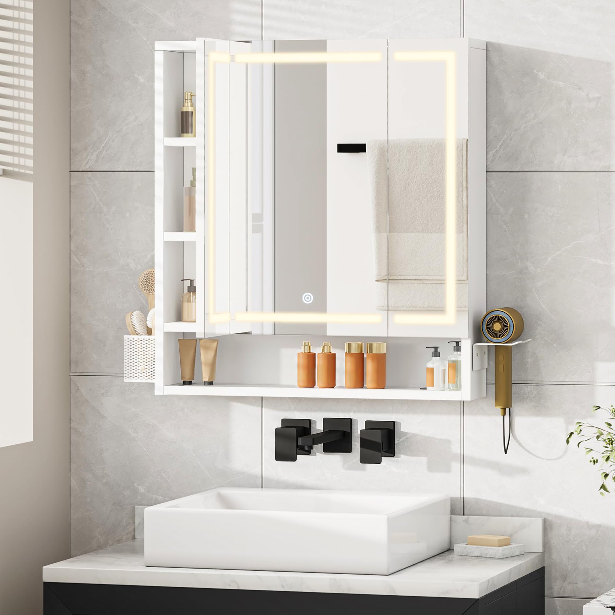 YITAHOME Spiegelschrank Bad mit Beleuchtung, 3 Türen LED Badezimmer Spiegelschrank, Steckdosen, Hängender Badezimmerschrank, Wandschrank, Badezimmerspiegel, 70W x 15D x 75H cm, Weiß
