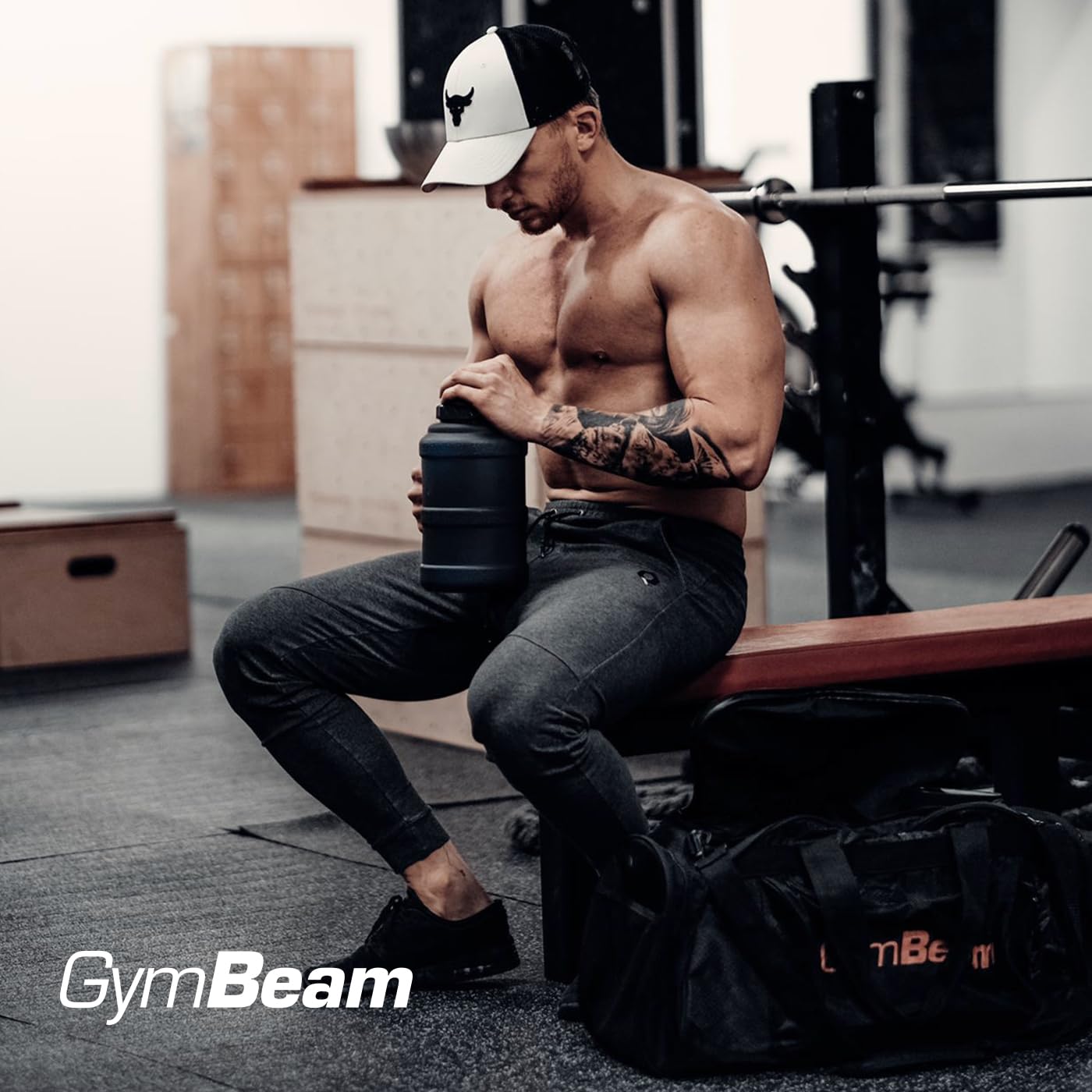 GymBeam Borraccia Sportiva Hydrator TT da 2.5L - Accessorio Fitness Trendy, Borraccia Acqua con Elegante, Borraccia Sport Innovativa con Coperchio e Collo Stretto (Nera)