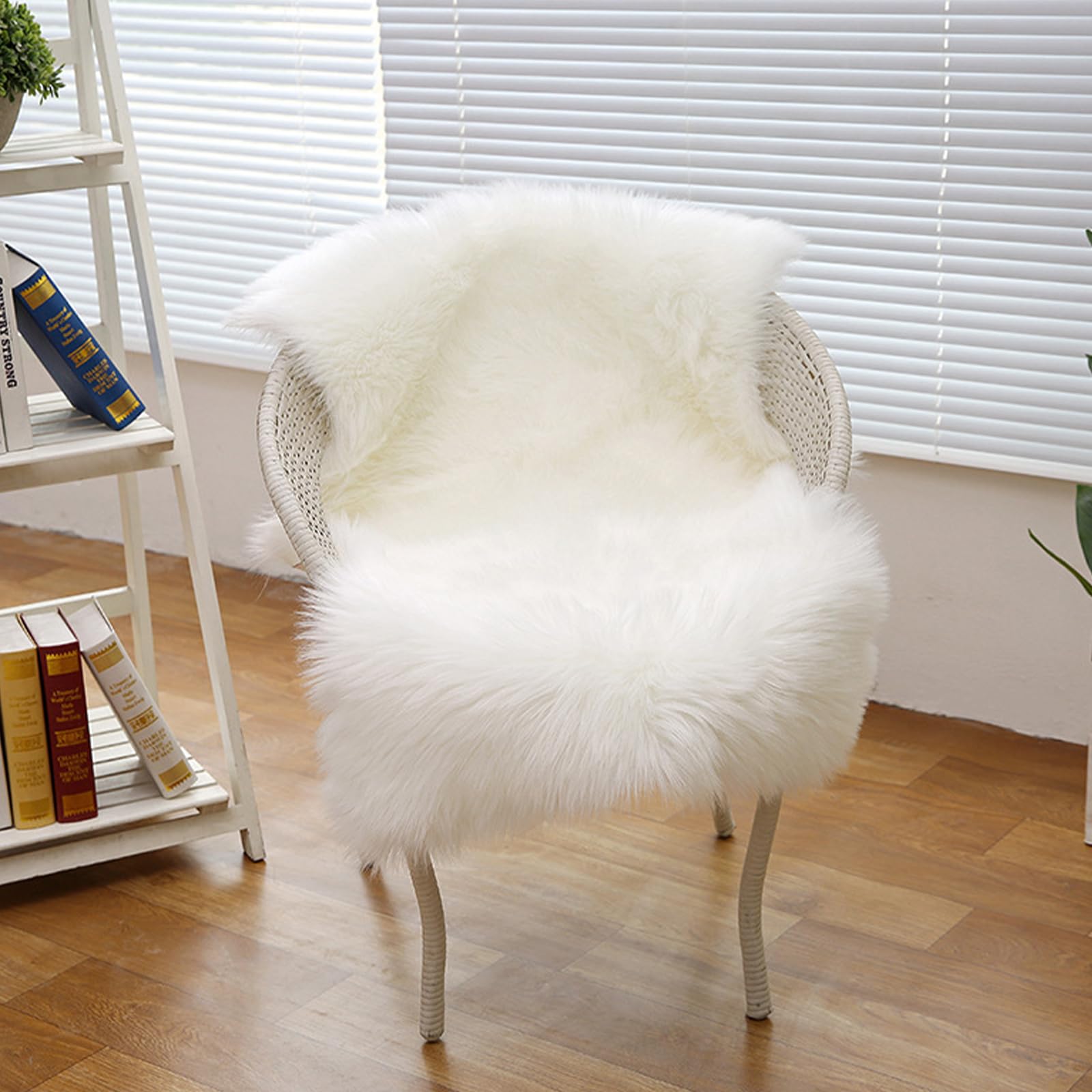 AMFUN Faux Lammfell Schaffell Teppich, Longhair Flauschiger Teppich, Flauschiger Schaffell Lammfell Fellteppich Waschbar, Weicher Fell Carpet für Stühle Sofa Schlafzimmer