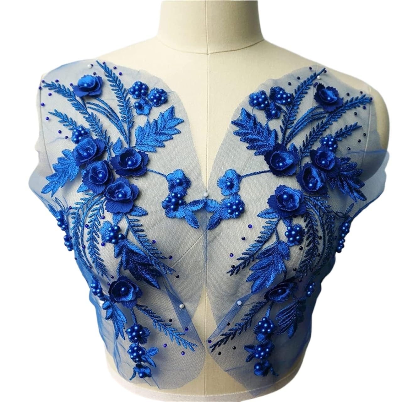 Broderie florale en dentelle bleue pour réparer et embellir une robe terne en strass