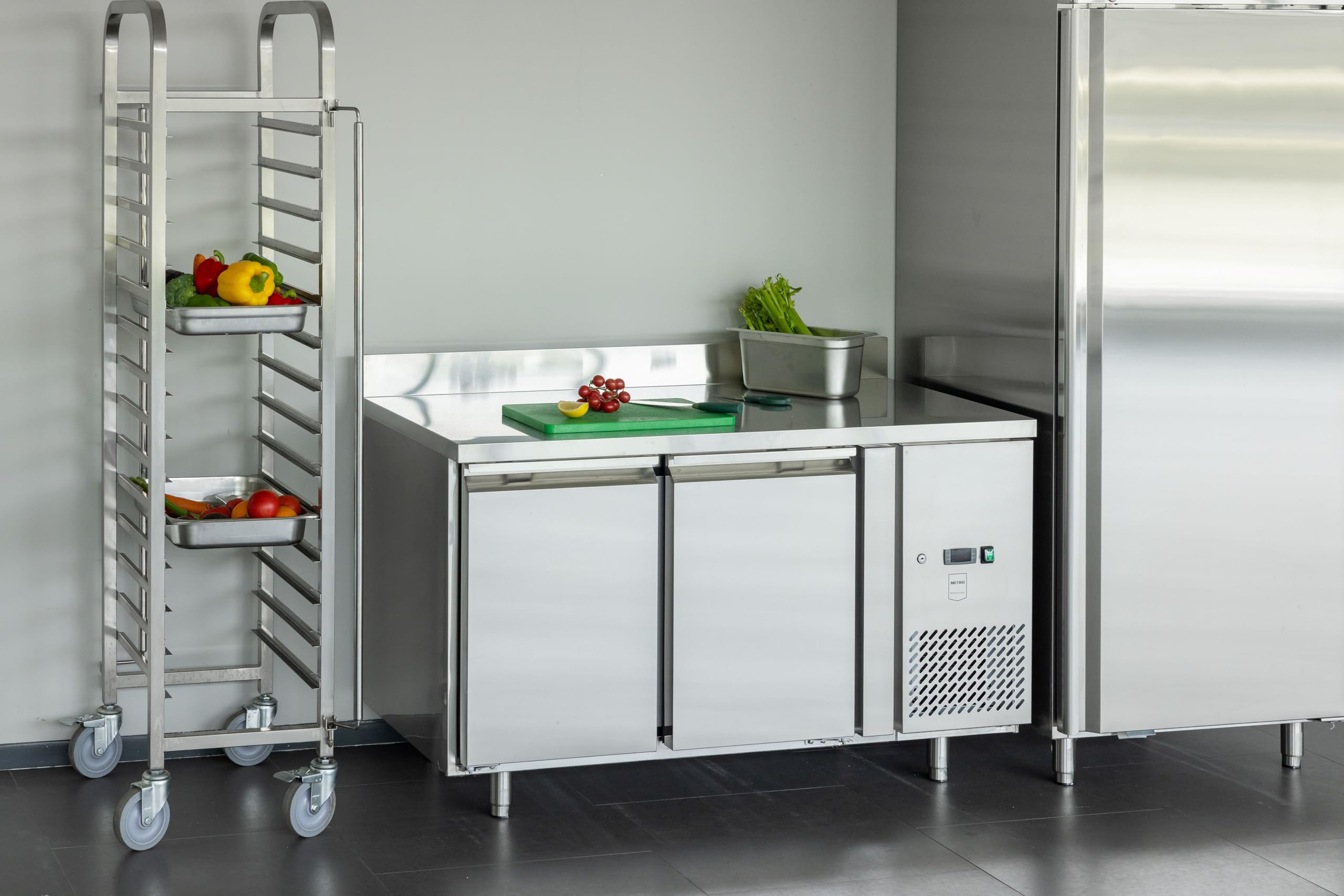 METRO Professional Kühltisch GCC2100BS, Edelstahl, 215 l, 250 W, automatische Abtauung, mit Aufkantung und Schloß, silber