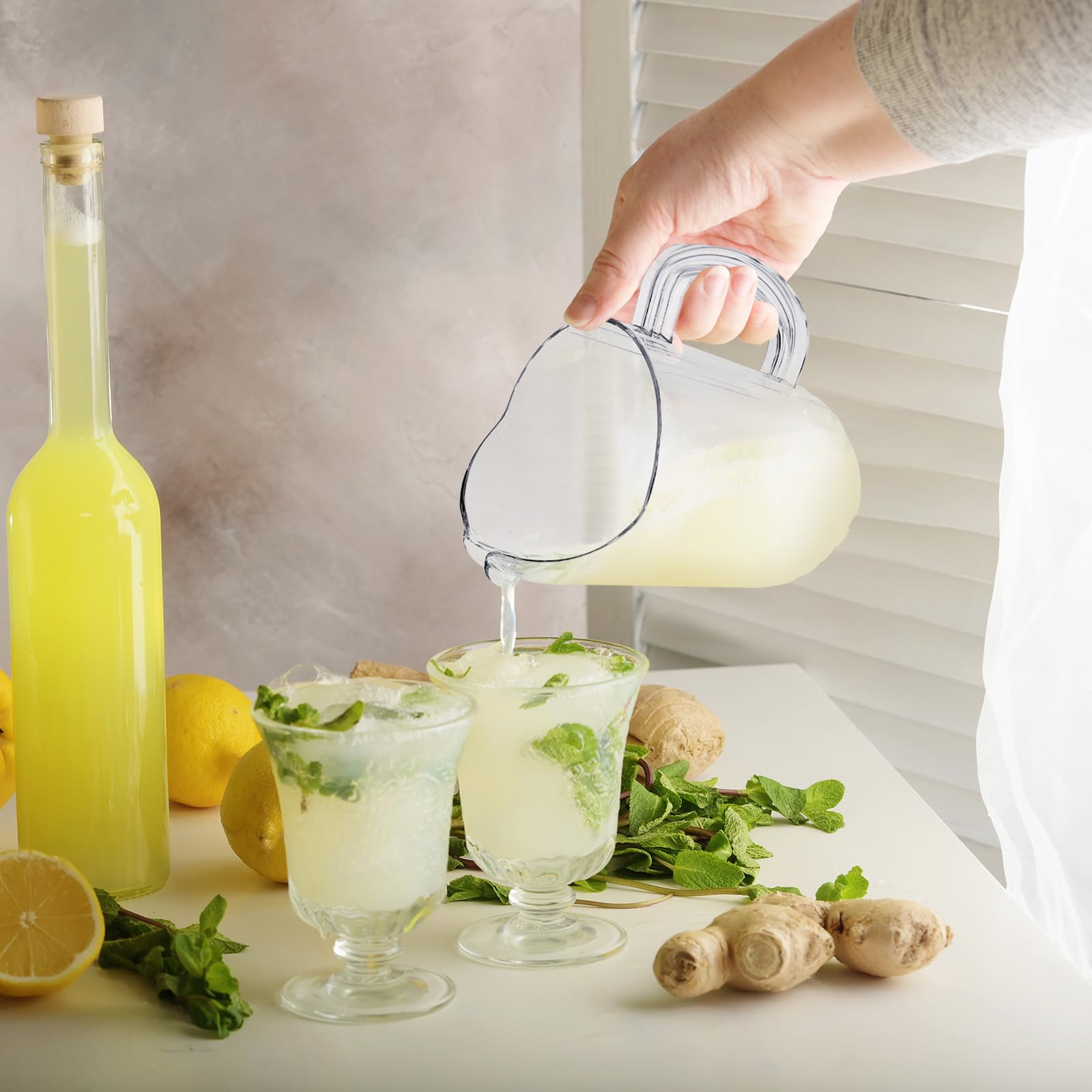 Tessco - Confezione da 3 brocche in plastica trasparente da 1700 ml, moderne, infrangibili, leggere, per ristoranti, feste, bar, brocche per acqua, latte, succhi di frutta, birra