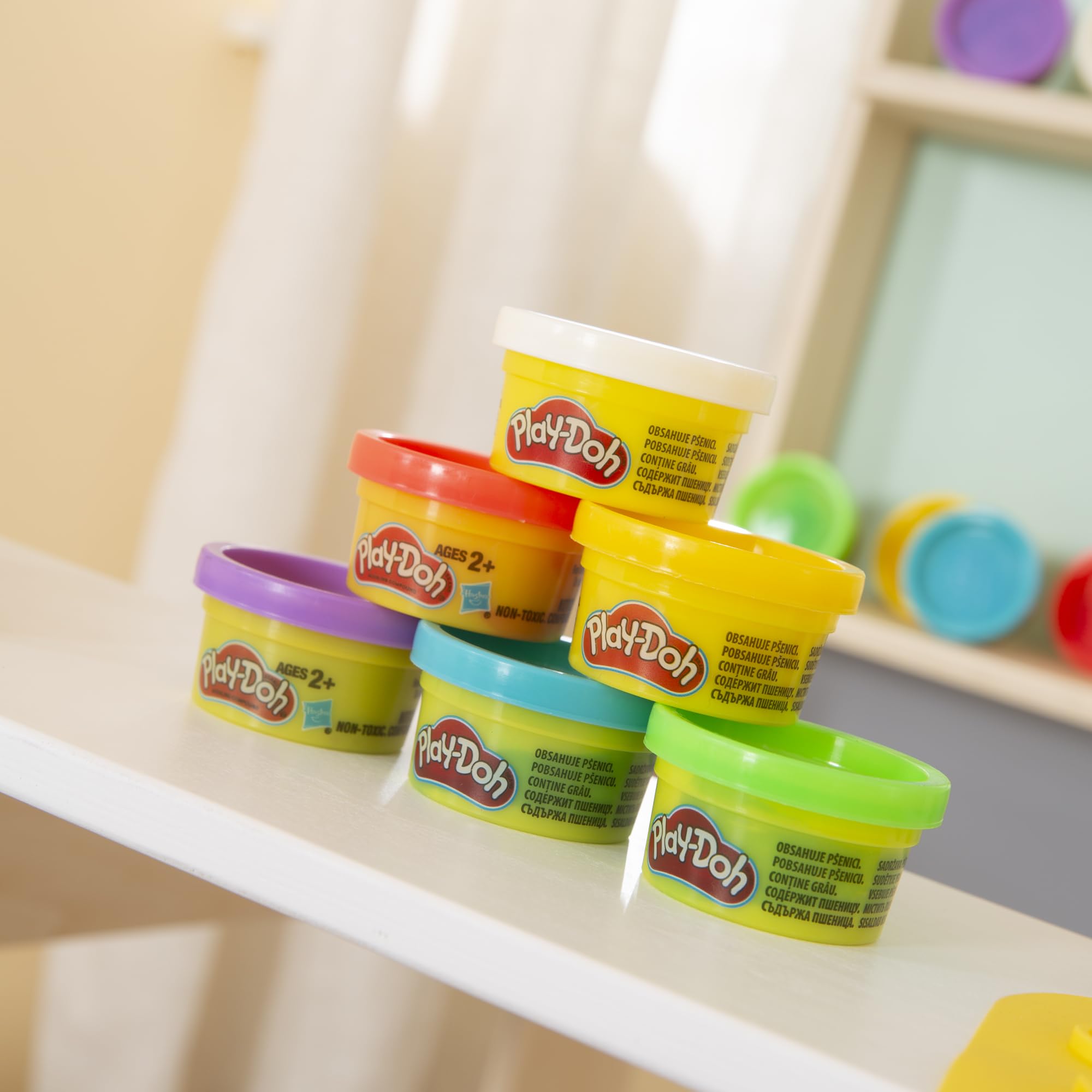 roba x Play-Doh Escritorio Escolar - Herramientas de Madera certificada por el FSC, Alfombra Creativa, 6 latas de plastilina, Delantal y Silla - Escritorio para Pintar, Manualidades y Jugar