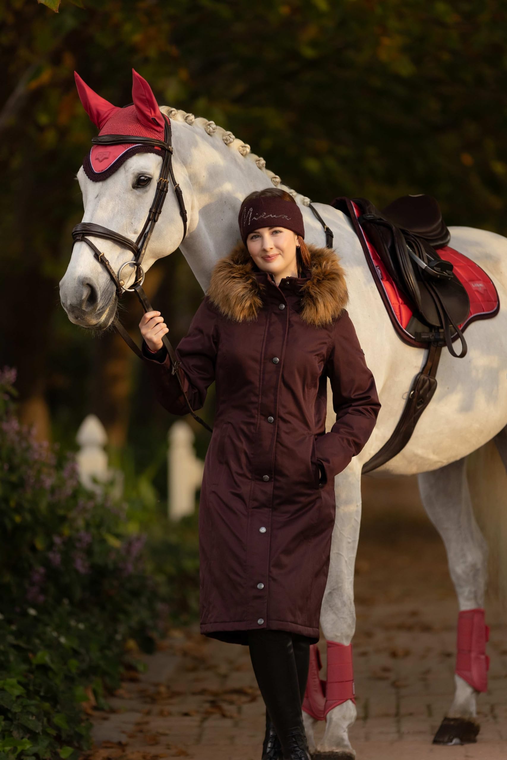 LeMieux Anya Wasserdichter Reitmantel, Atmungsaktivität von 3000 MVP, verstellbare elastische Beingurte, Belüftung am hinteren Saum mit starkem Magnetverschluss