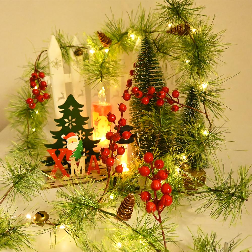 Guirlandes de Noël de 2 m avec 30 LED avec lumières - Guirlande de pin à piles - Guirlande de verdure artificielle - Décorations de Noël (baies rouges télécommandées + pommes de pin)