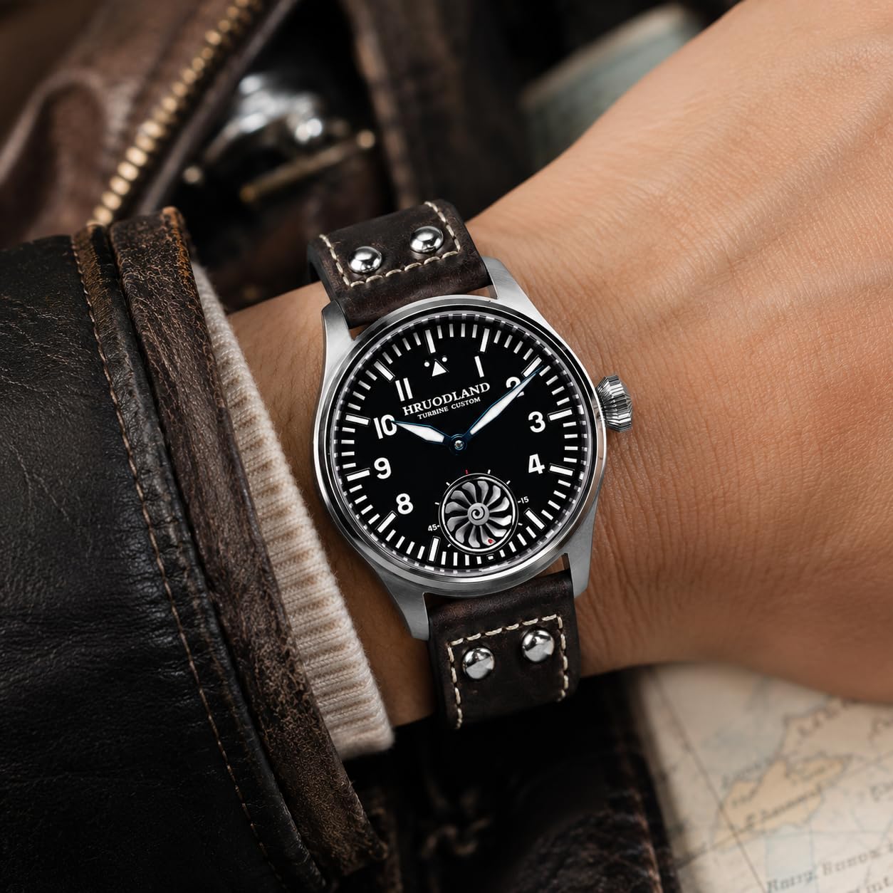 Orologio Uomo Automatico con Design Militare da Aviatore Vintage, Cassa 44mm, Vetro Zaffiro, Movimento Automatico, Quadrante con Grande Numeri Luminosi BGW9, Cinturino in Pelle
