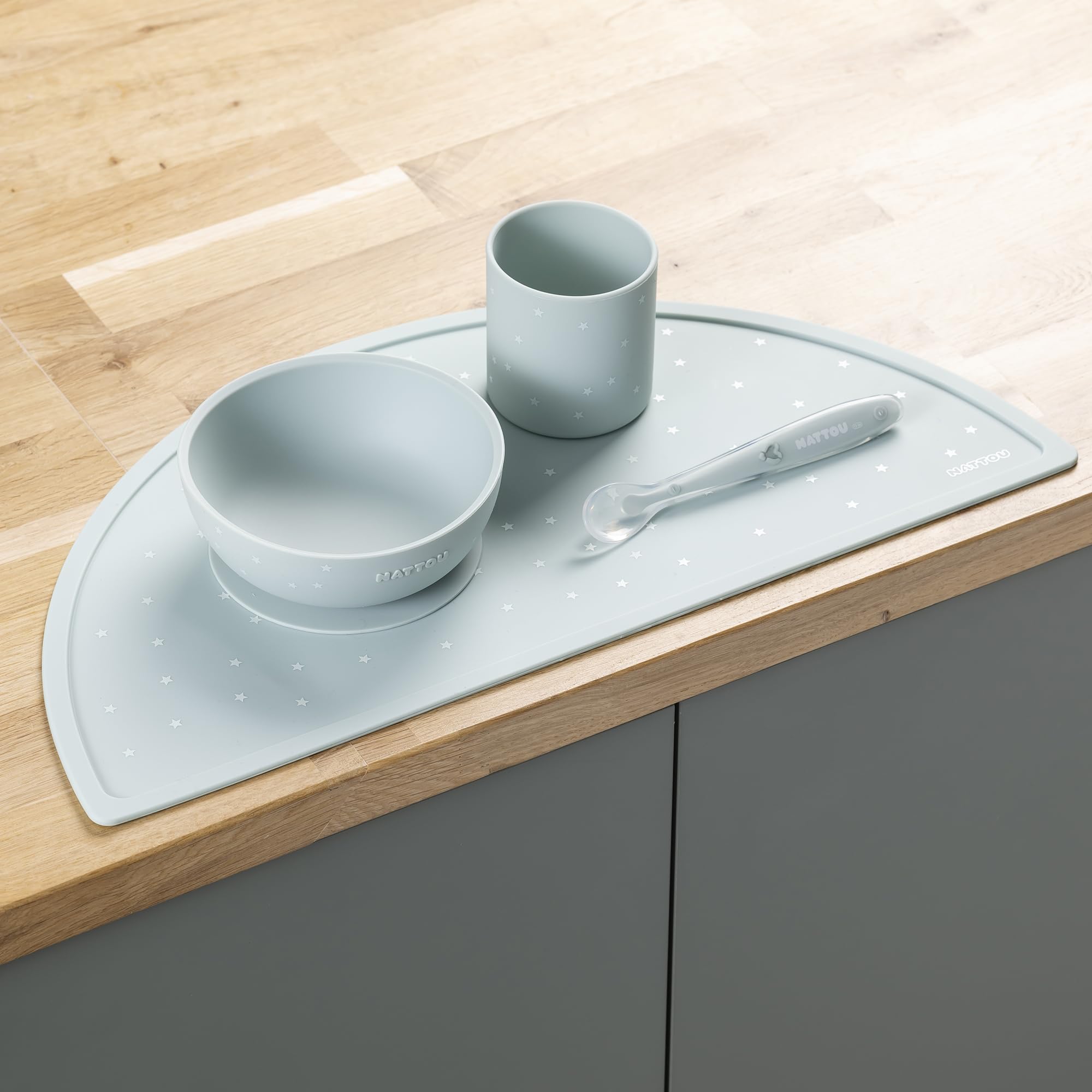 Nattou Vajilla Infantil de Silicona, 4 Piezas, 1 Cuchara, 1 Bol con Tapa, 1 Taza para Beber, 1 Mantel Individual, Sin BPA, Silicona, Verde