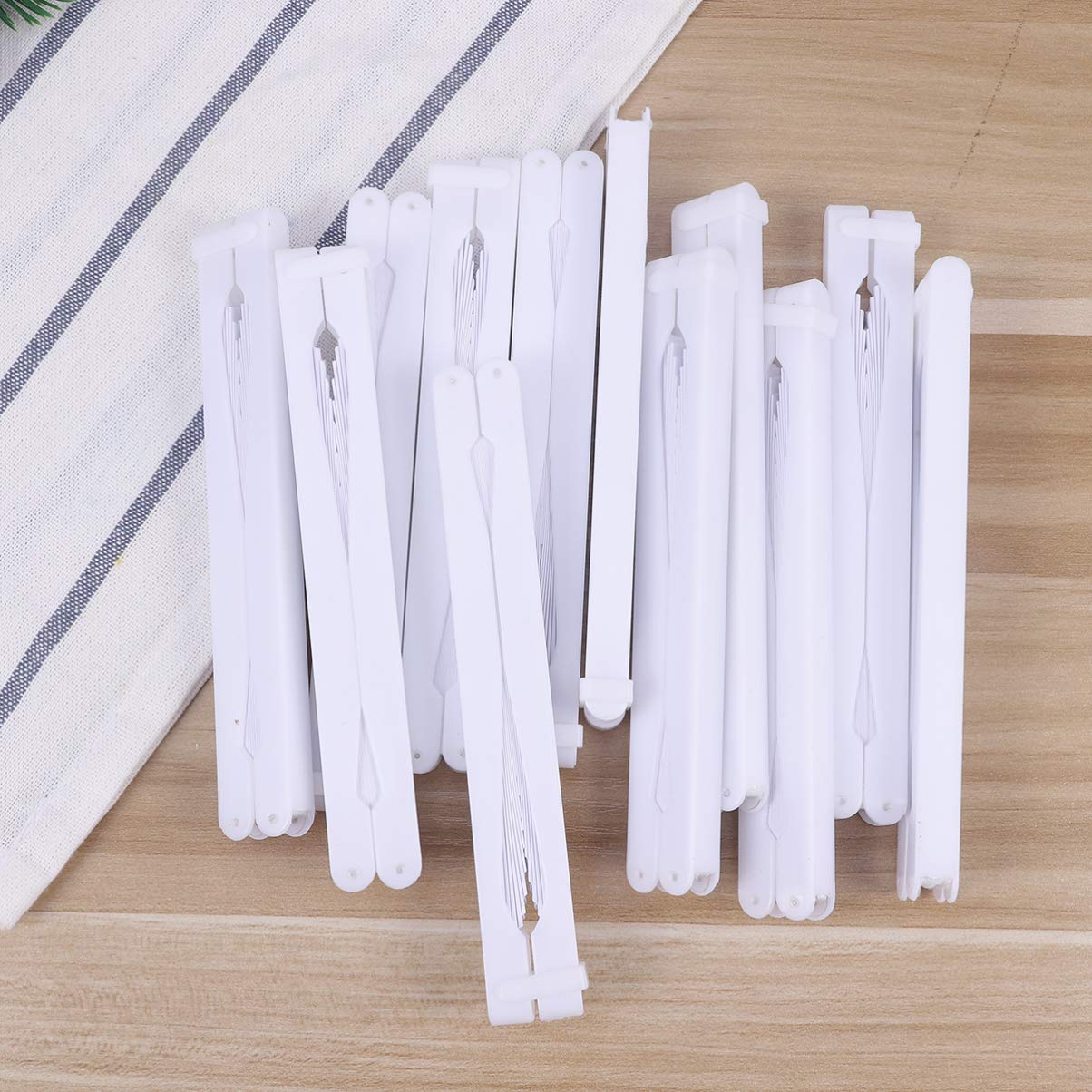 STOBOK 48 Stück weiße Papierfächer Hochzeitsfächer Herzform Malerei Faltfächer Griff für Hochzeit Feier Geburtstag Party Gastgeschenke