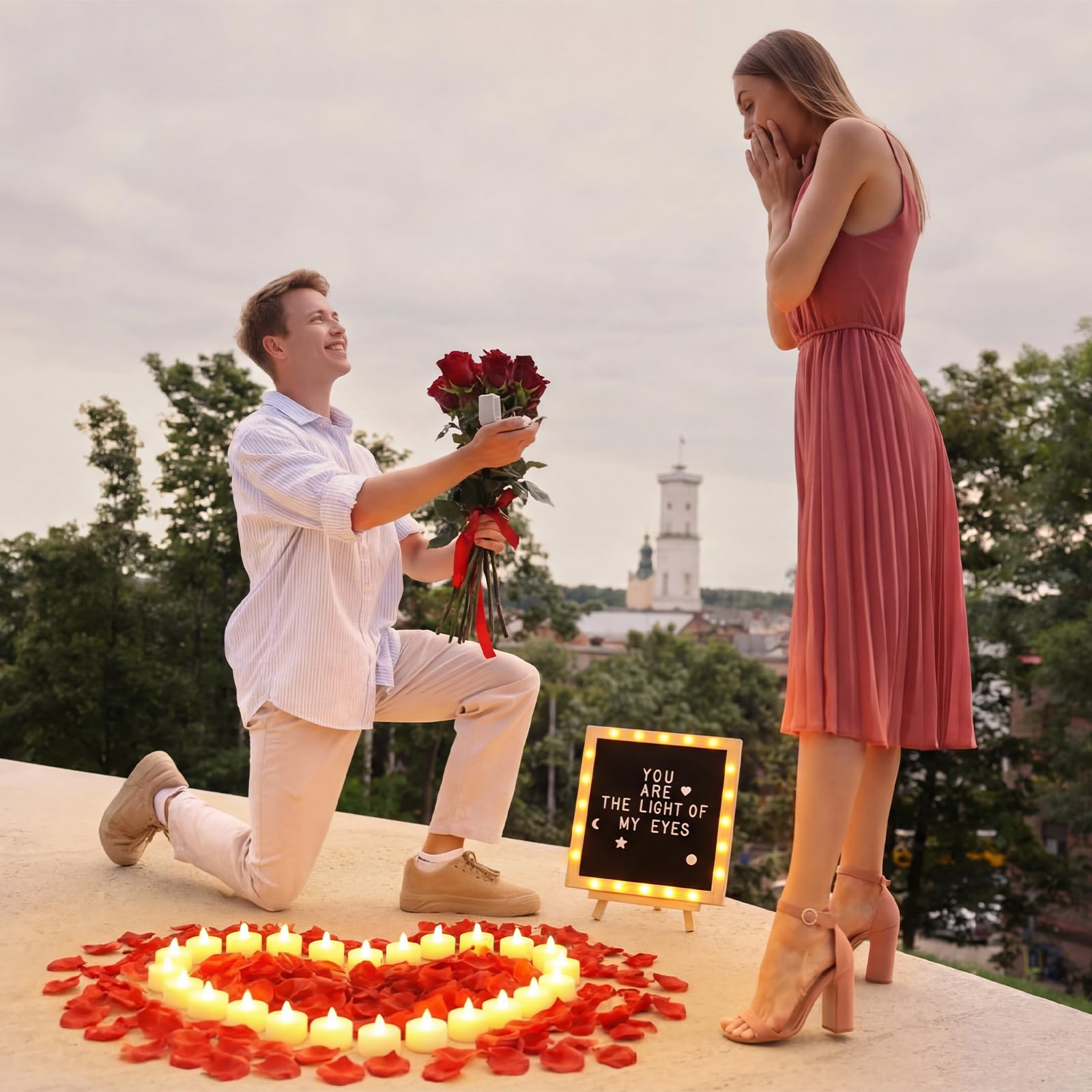 El juego de decoración romántica incluye tablero de letras de fieltro LED, 24 velas de té sin llama y 1000 pétalos de rosa artificiales para propuestas, aniversarios, bodas, anuncios de