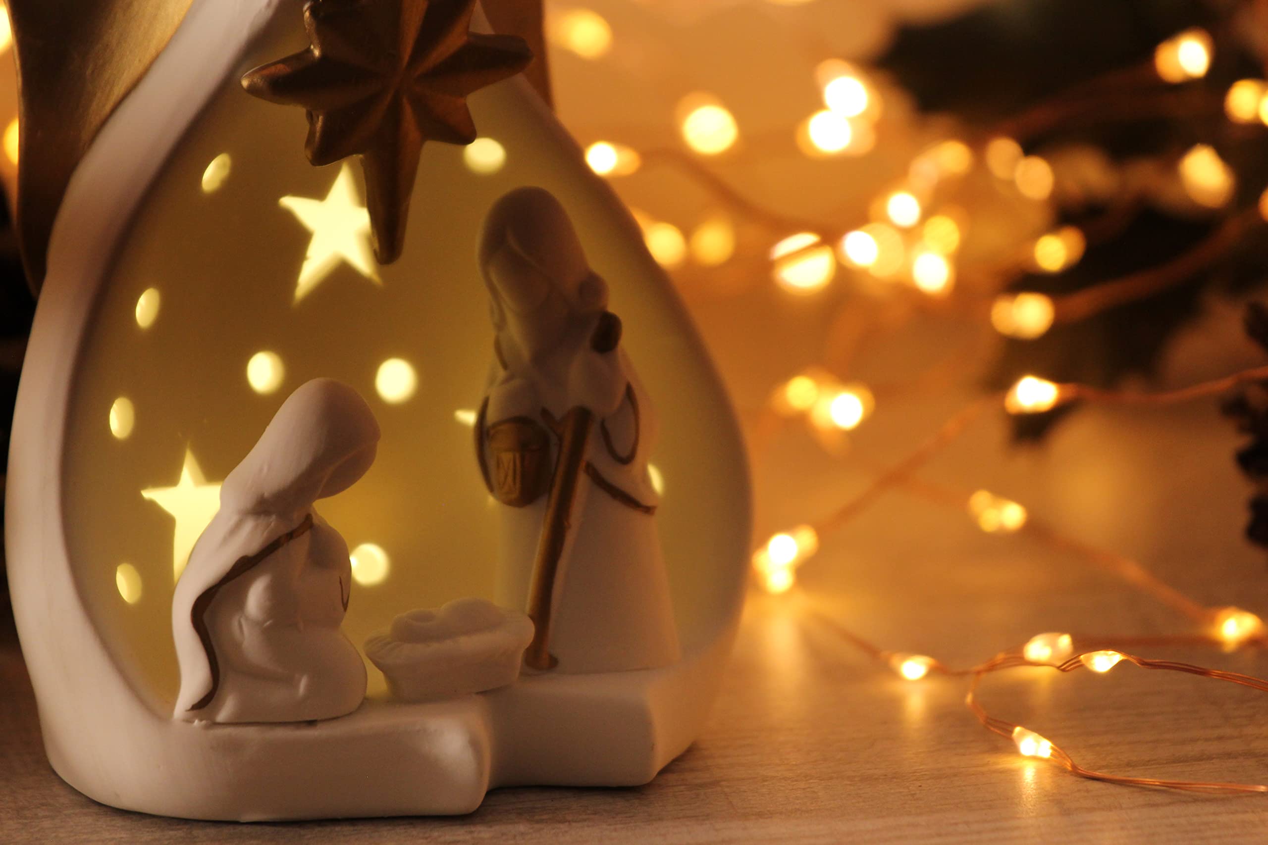 Sudopo Bosch Elettrodomestici Belén navideño KONTARBOOR de cerámica Blanca con Detalles Dorados con Luces LED, 10,5 x 9 x 18 H.