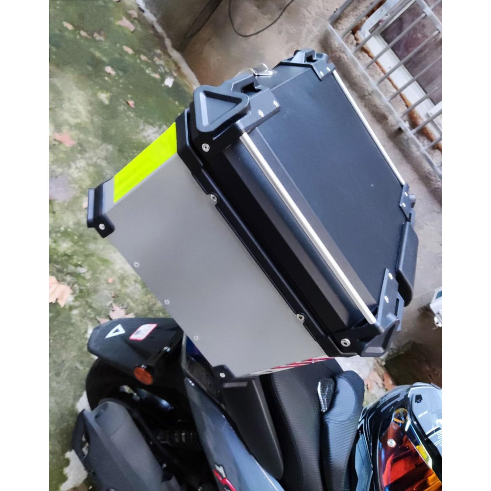 Bauletto posteriore per moto, 28L 36L 45L 55L 65L 80L 100L Baule per moto impermeabile in alluminio universale con serratura di sicurezza per riporre casco e bagagli - Include schienale silver 28L