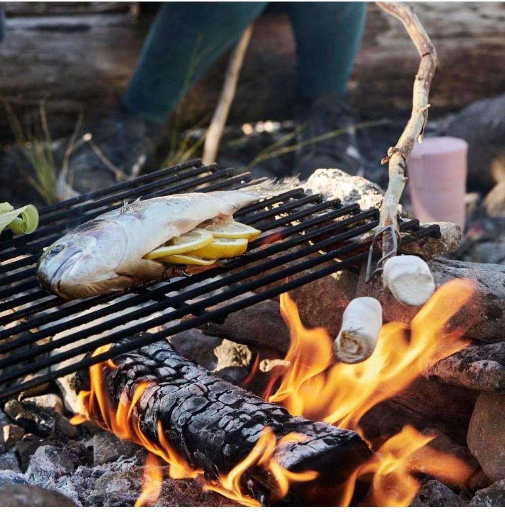 Light My Fire Survival Set Fire n Grill - Inkludiert Magnesium Feuerstarter, Camping Grill, Marshmallow Spieße und Natural Anzündholz - Kochen Zubehör - Prepper Set - Grill Outdoor und Zubehör