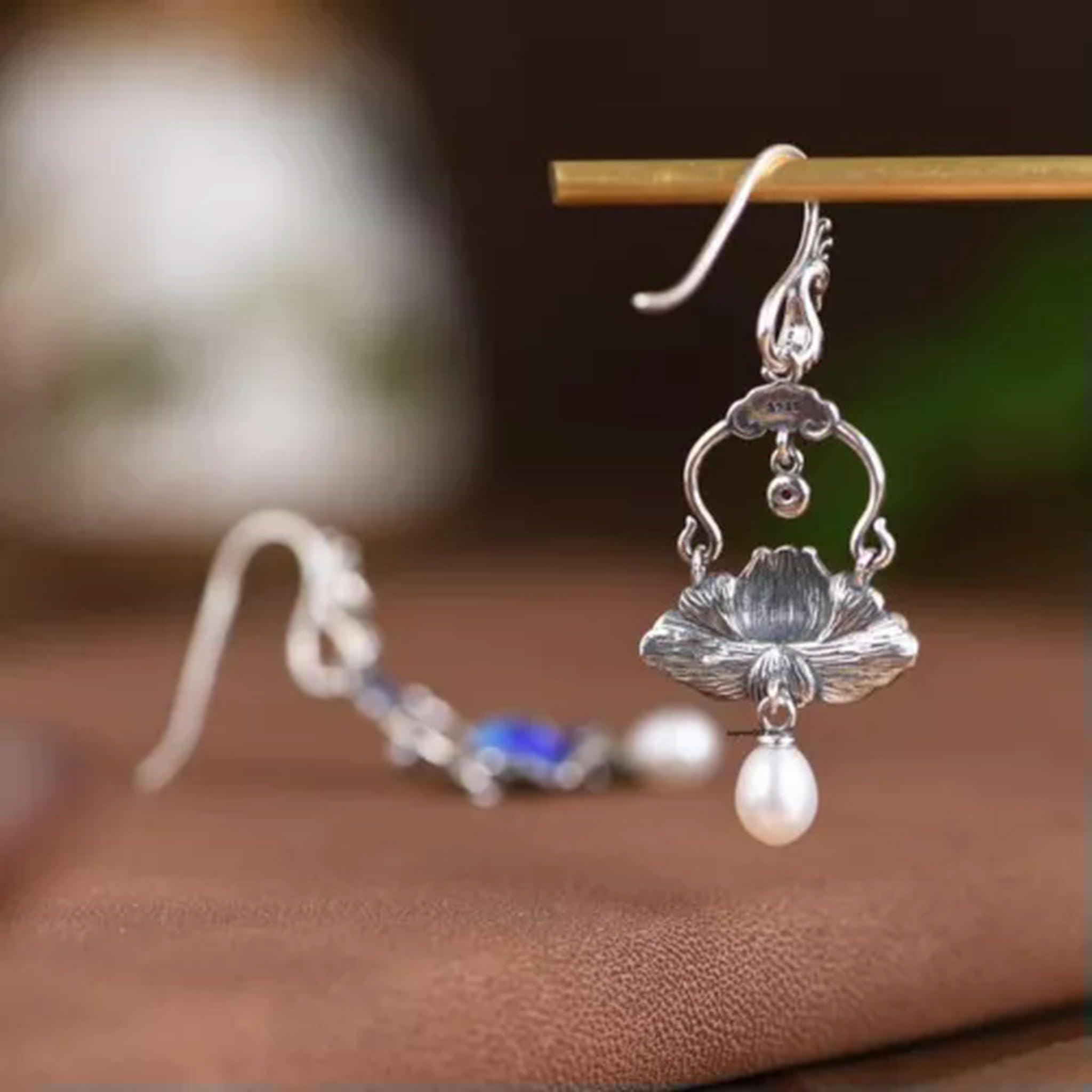 1 Paio di Orecchini Pendenti in Argento 925 con Perle e Fiore di Loto smaltato da Donna