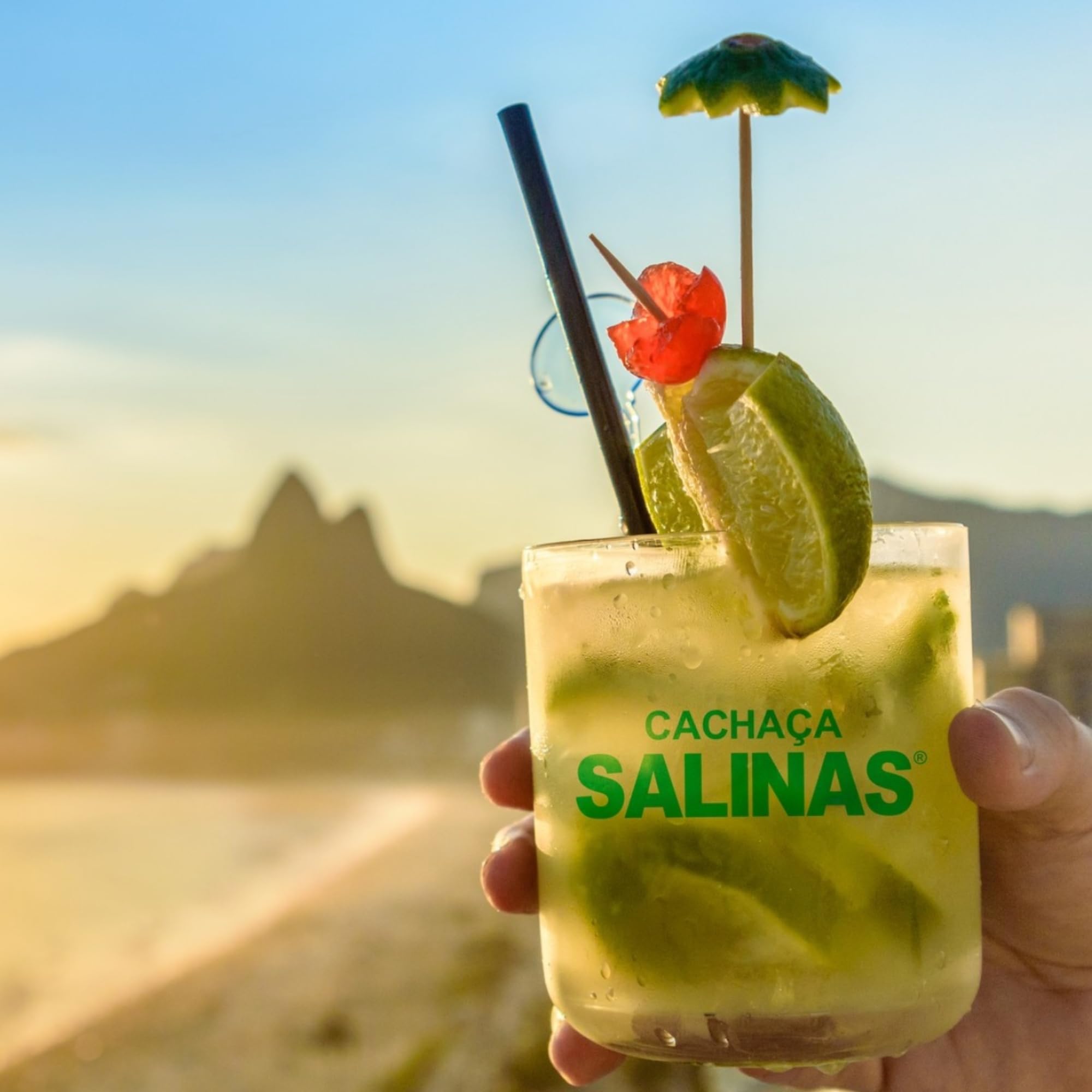Cachaça Salinas Premium 700 ml Destilado Artesanal de Brasil para Caipirinha