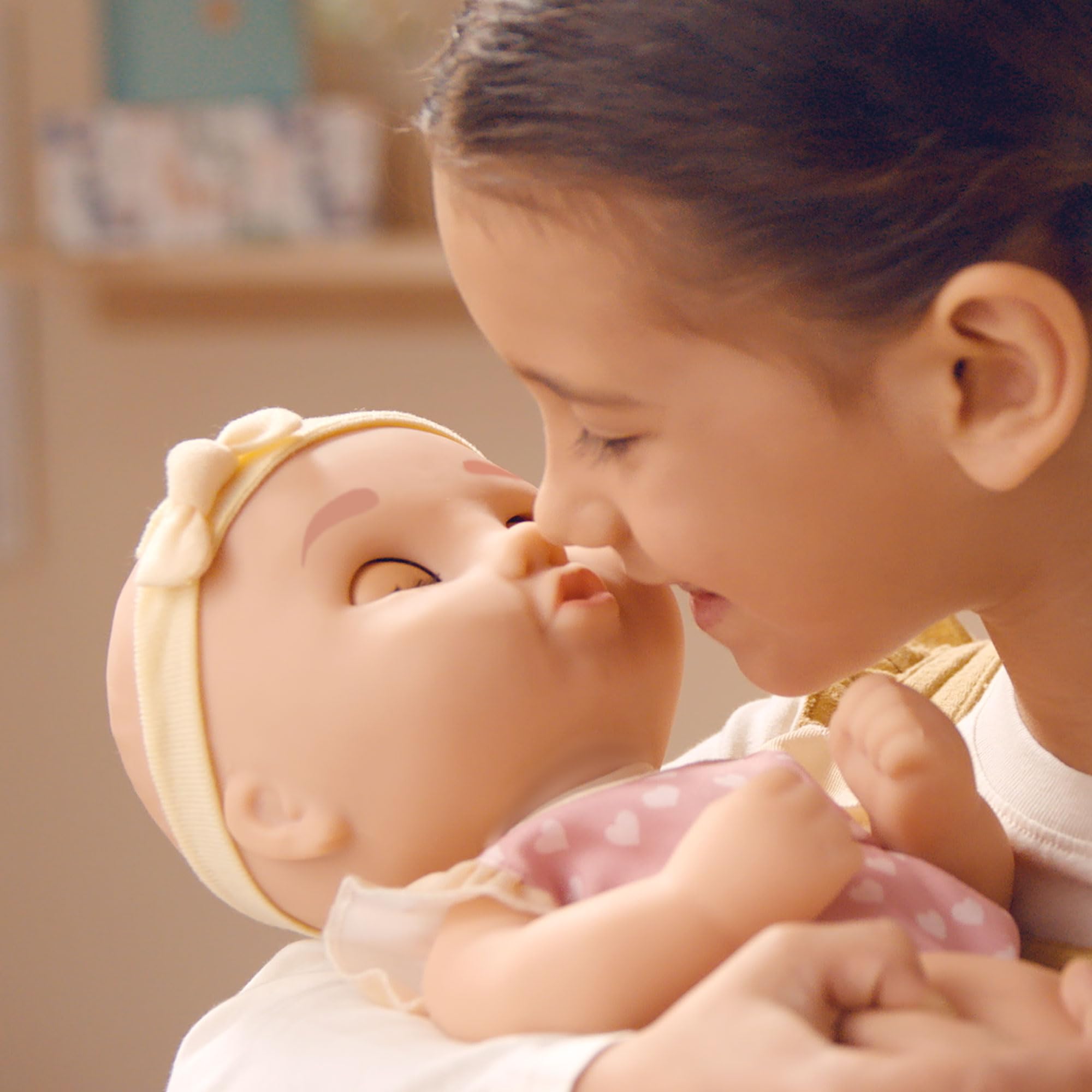 BE LOVED BABIES Gaby, lebensechte Puppe, weiche Haut und enthält einen Schnuller und eine Flasche, komplett beweglich, Spielzeug für Kinder ab 18 Monaten