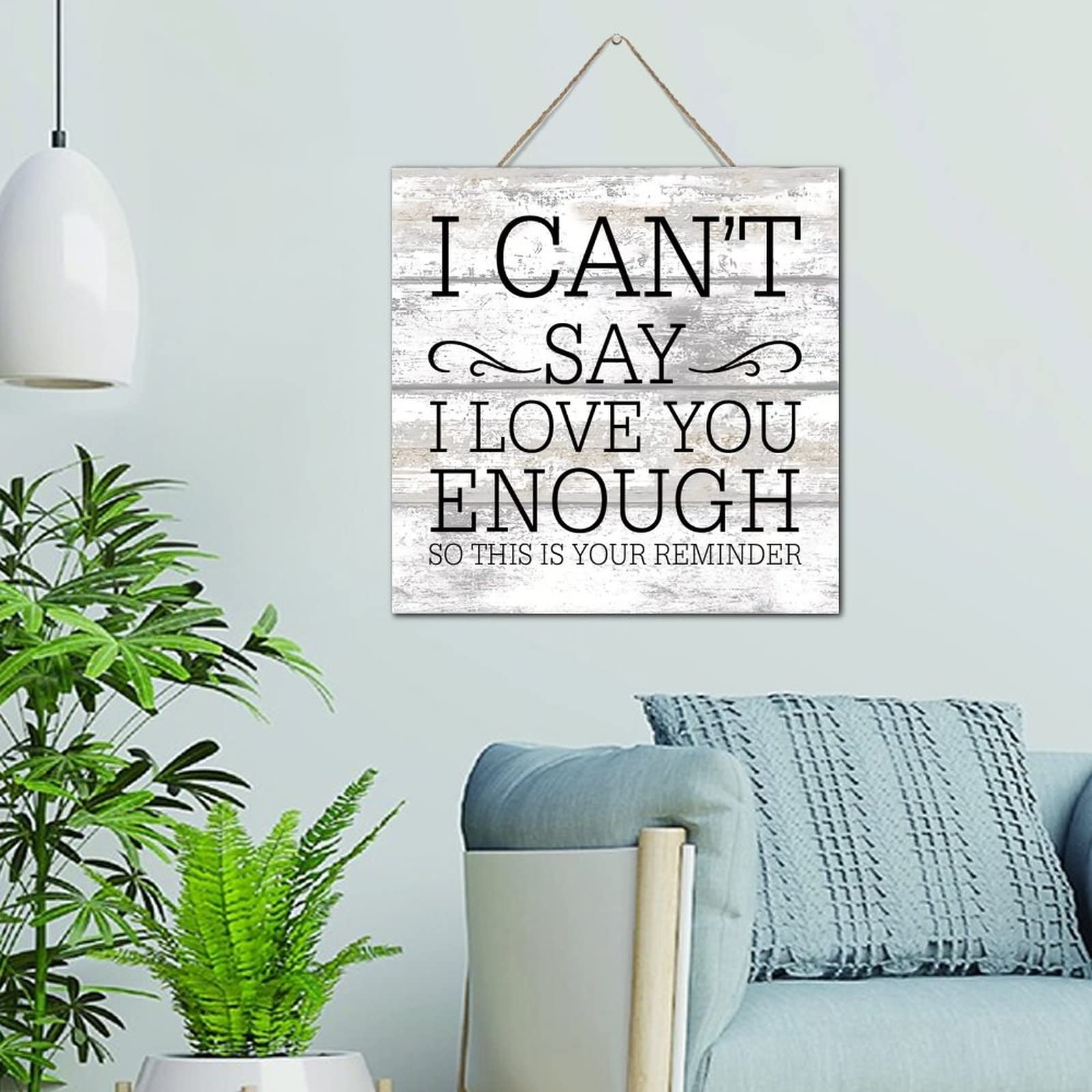 Décoration murale positive en bois pour réchauffer une cuisine blanche ou un couloir trop vide