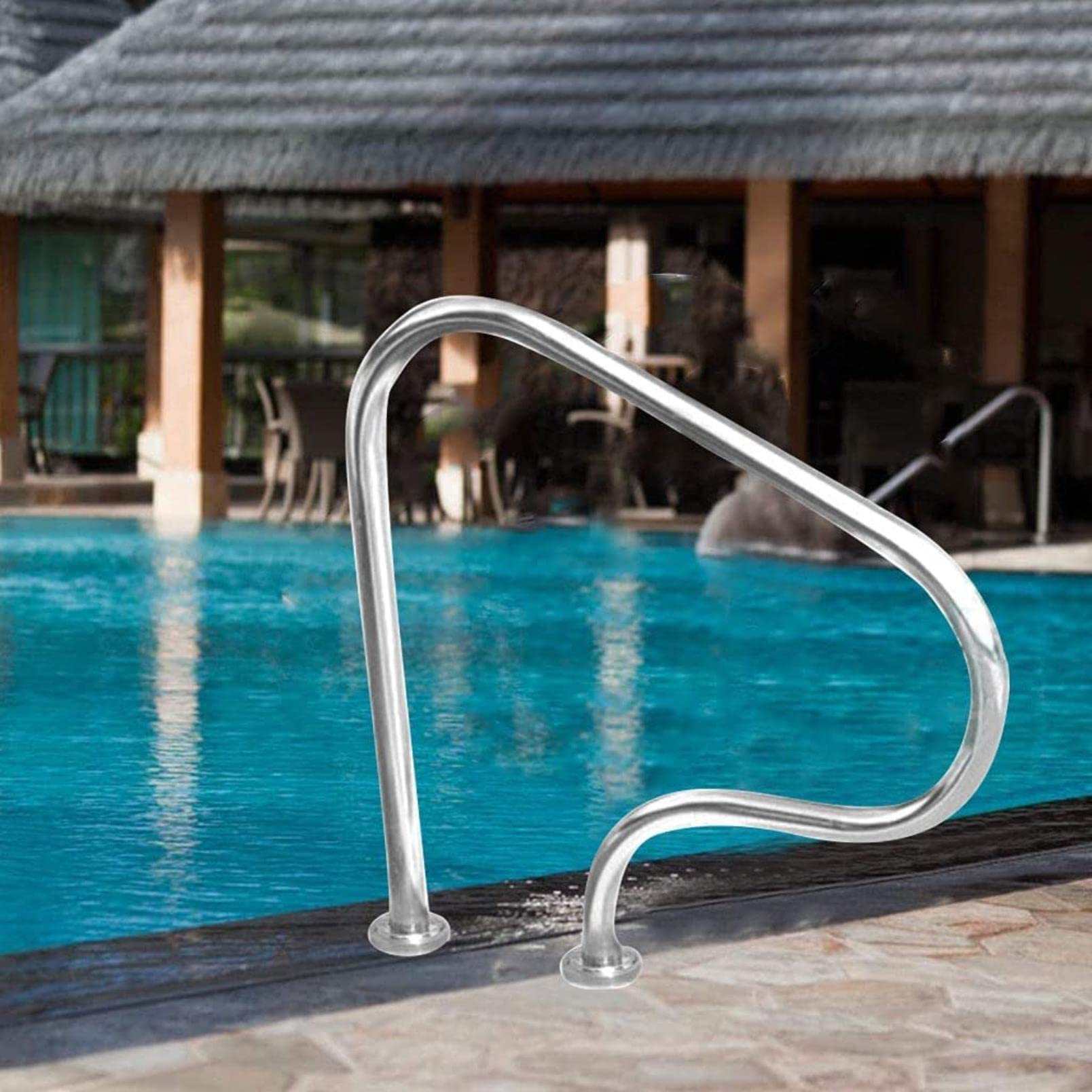 Main courante de piscine anti-glissade pour sécuriser l'accès au bassin de jardin
