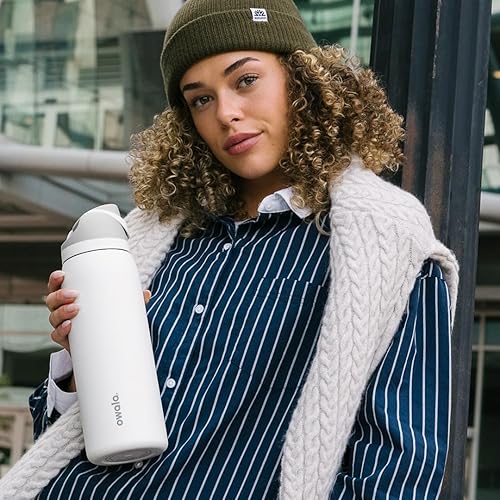 Miniatura 7 de Botella de agua aislada de acero inoxidable Owala FreeSip con pajita, botella de agua sin BPA para deportes, ideal para viajes, 32 onzas, Shy