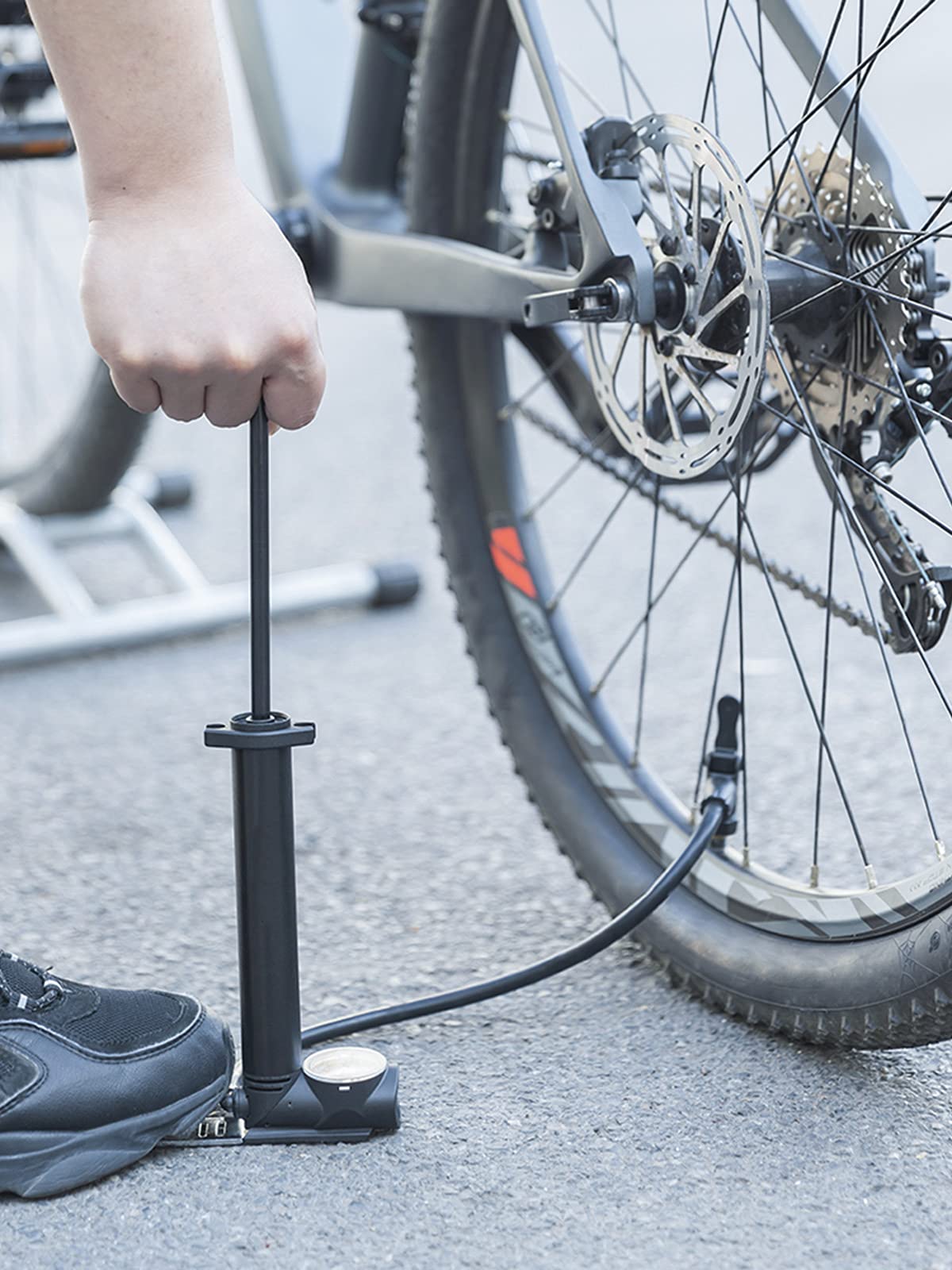 Mini Pompe À Pneu De Vélo Portable-120 PSI Pompe À Air pour Vélo s'adapte À La Valve Presta & Schrader, pour Vélos/Balles/Anneau De Natation/Lit Gonflable