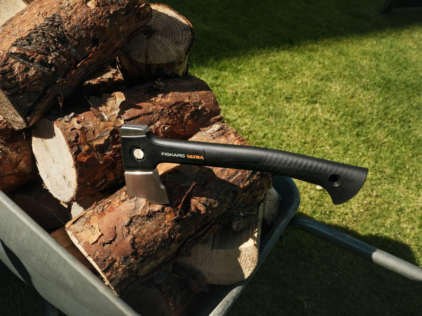 Fiskars Ultra Universalaxt U14, Kompakte Allzweck-Axt für Garten und Outdoor, ToughCoat-Beschichtung, Optimierte Balance, Karbonstahl-Klinge/FiberComp-Stiel, 35,5 cm, Schwarz, 1086010